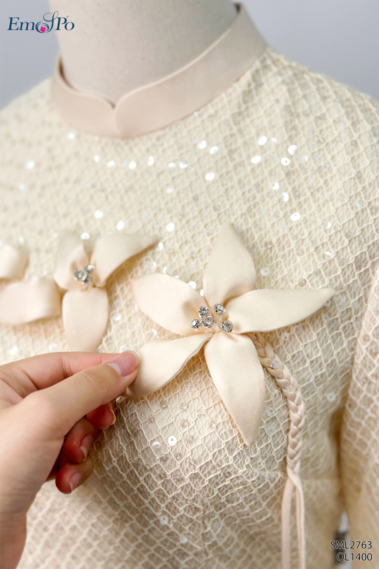 Áo dài ren lưới kim sa, cổ 3 phân, ngực đính hoa, đi bộ QL1400