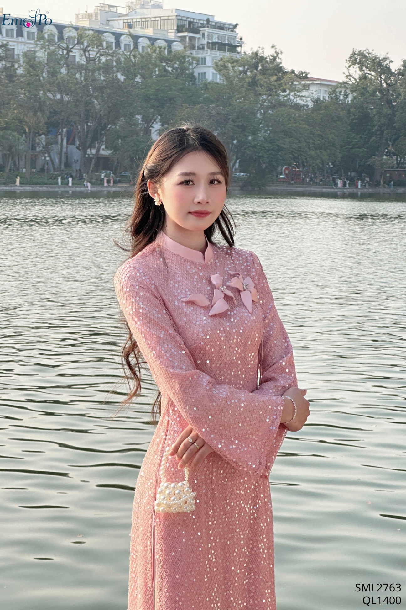 Áo dài ren lưới kim sa, cổ 3 phân, ngực đính hoa, đi bộ QL1400