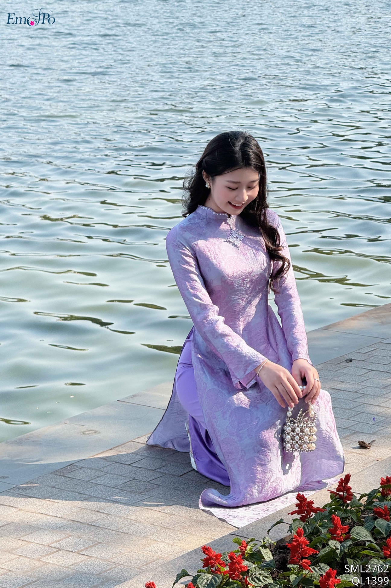 Áo dài gấm, cổ 3 phân và ngực đính cườm đá ngọc trai, đi bộ QL1399