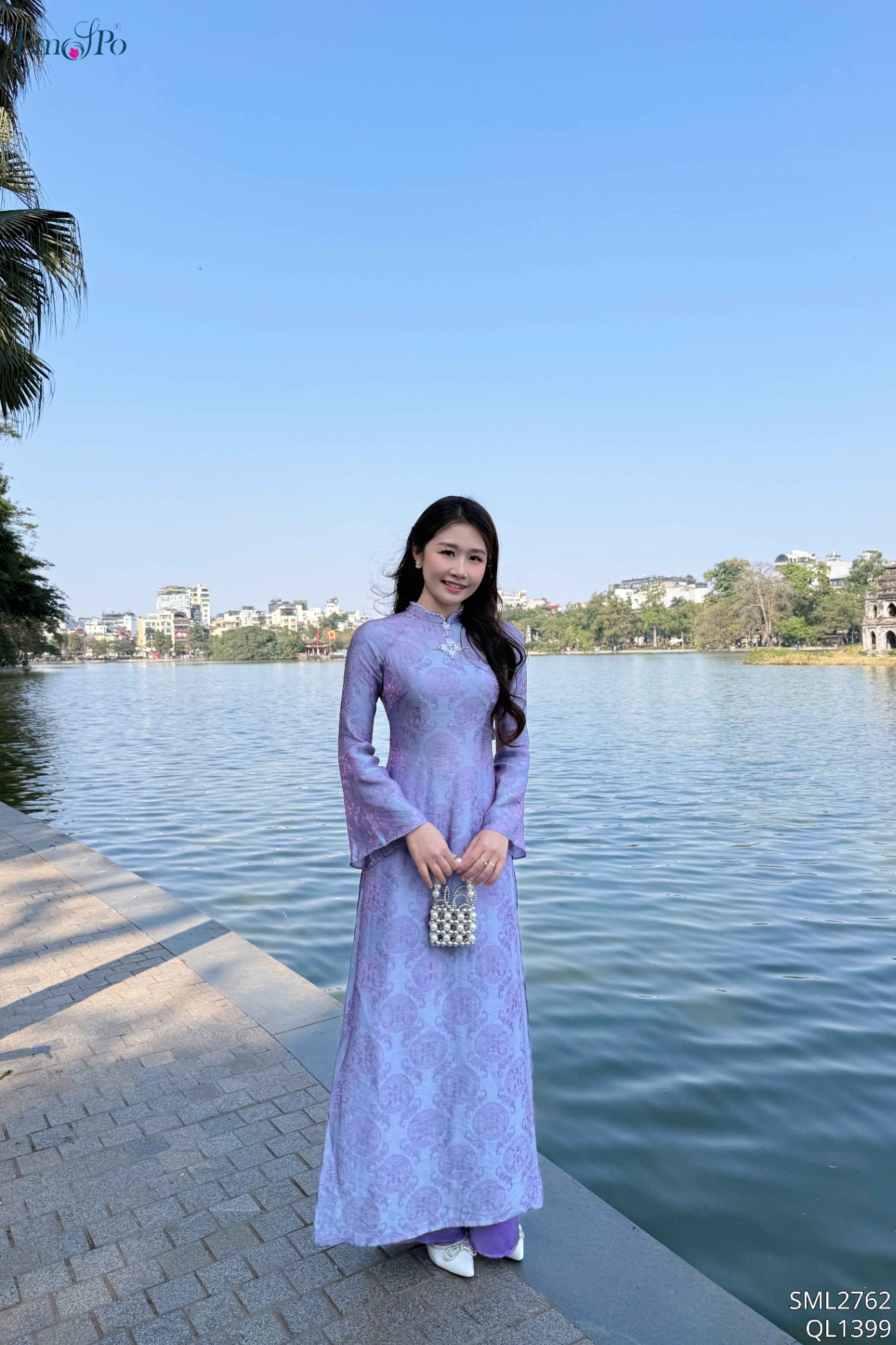 Áo dài gấm, cổ 3 phân và ngực đính cườm đá ngọc trai, đi bộ QL1399