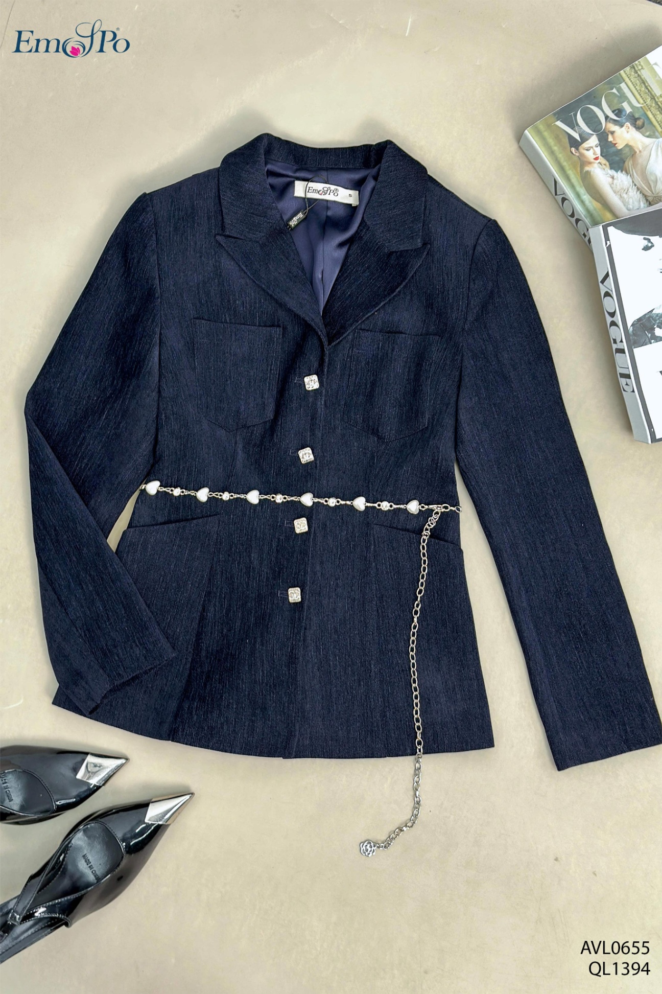 Áo vest cổ bẻ ve, cài khuy đá, chiết eo kèm dây lưng dải đá & ngọc trai, đi bộ QL1394
