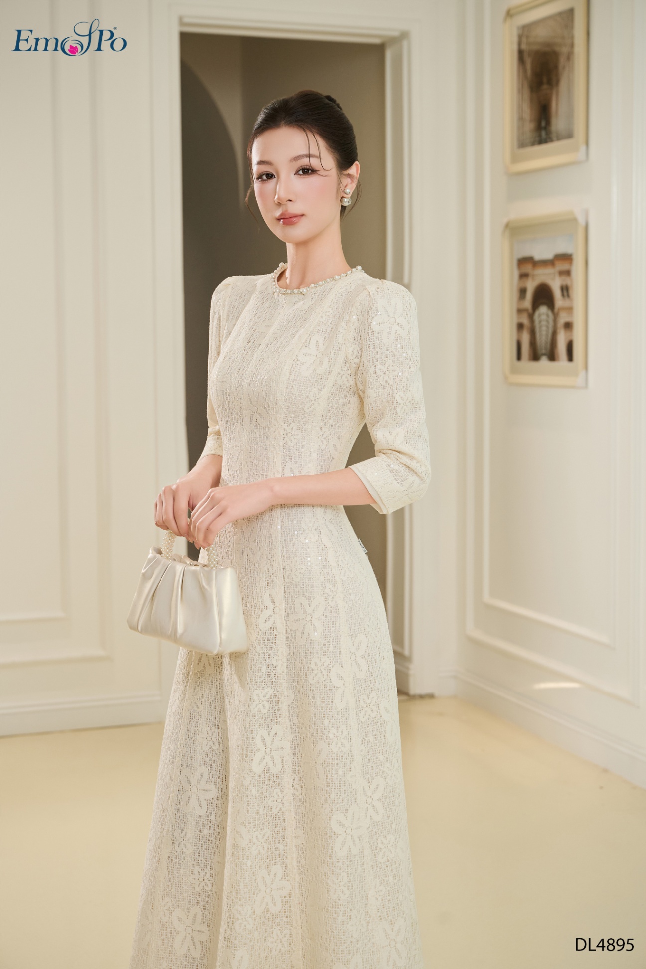 Đầm ren xòe, cổ tròn đính đá và ngọc trai