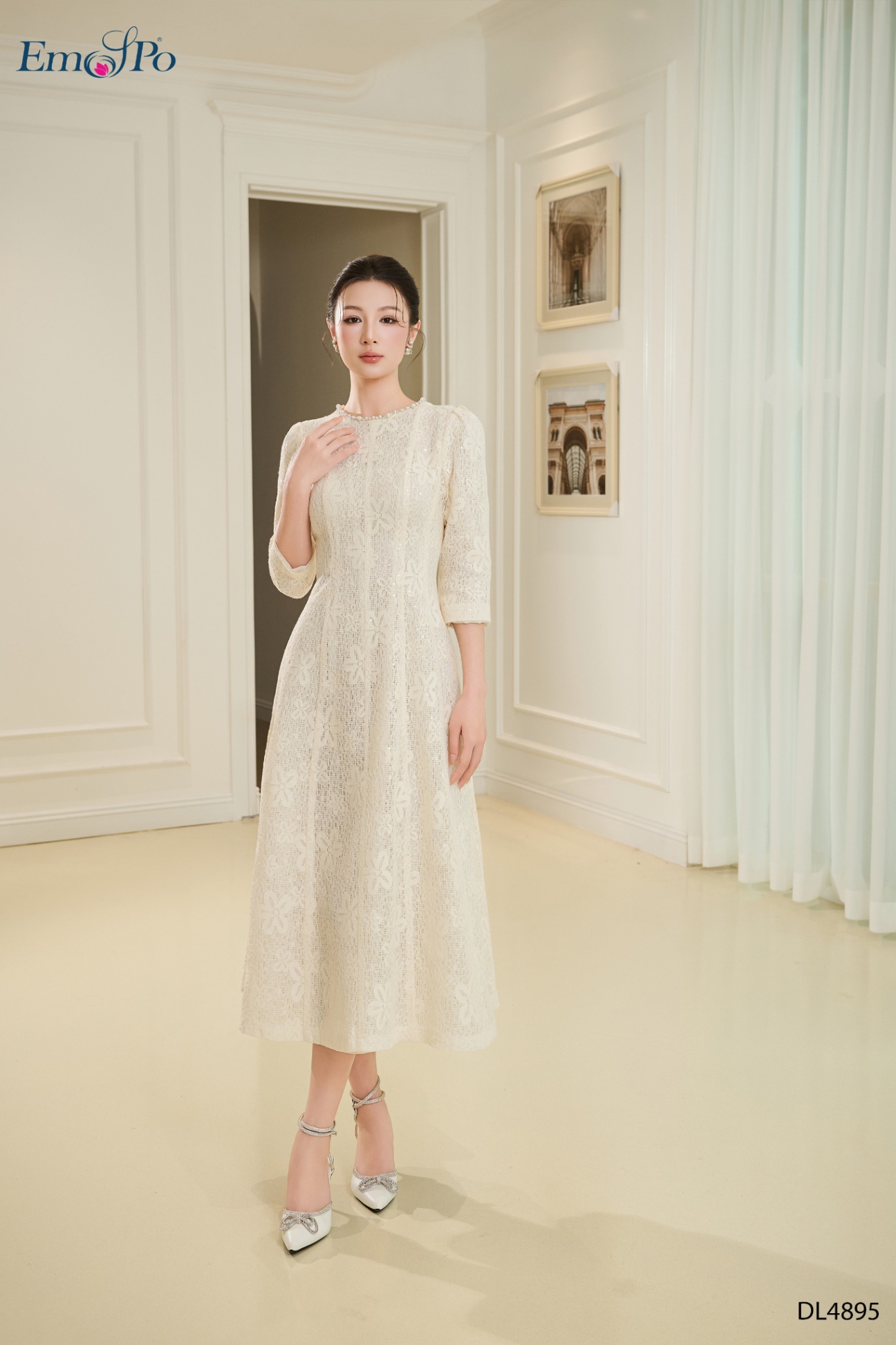 Đầm ren xòe, cổ tròn đính đá và ngọc trai
