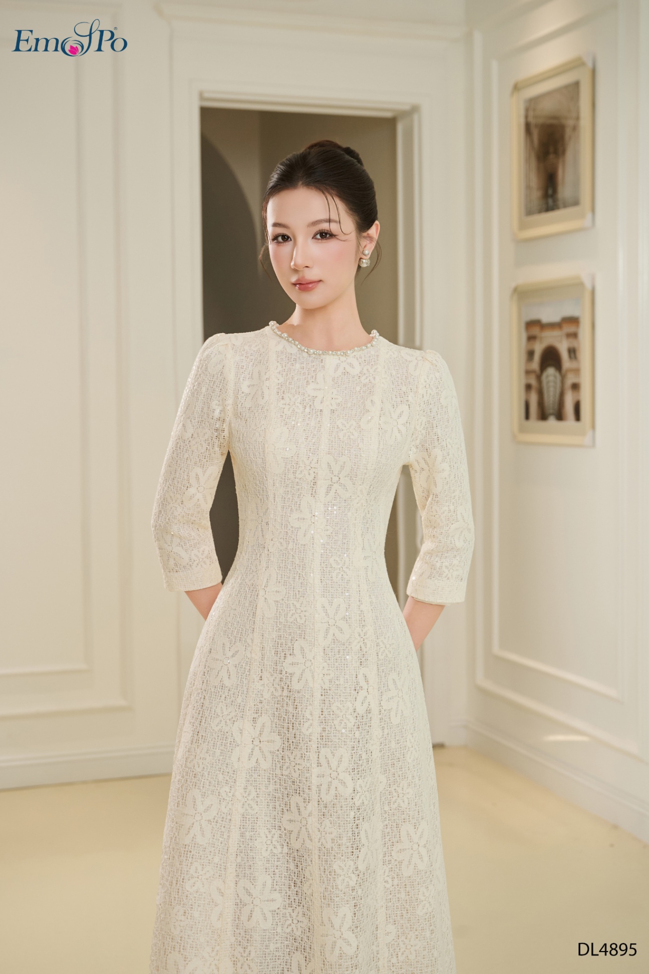 Đầm ren xòe, cổ tròn đính đá và ngọc trai
