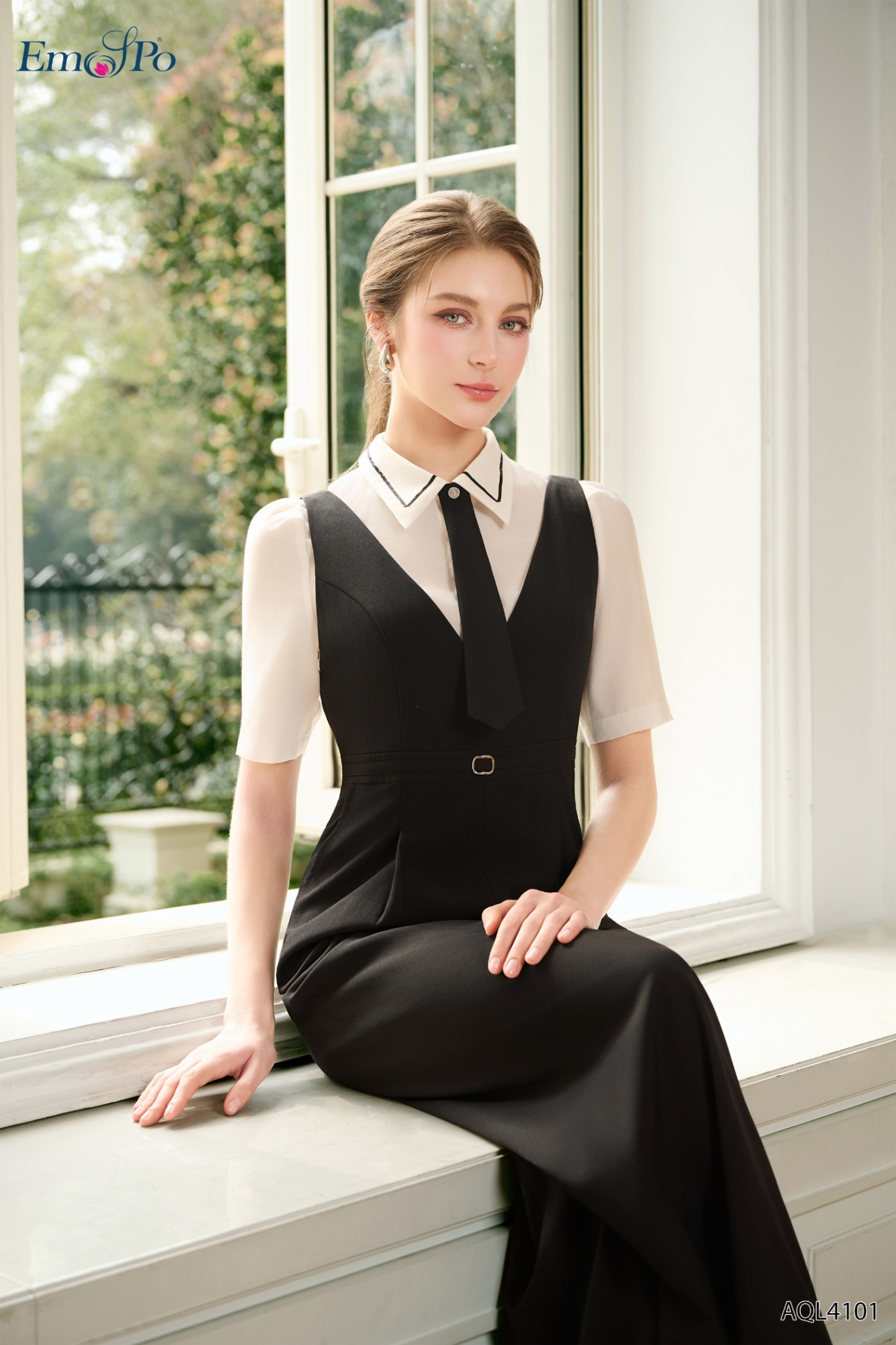 Jumpsuit gile phối sơ mi, cài khuy đá, cà vạt cài rời