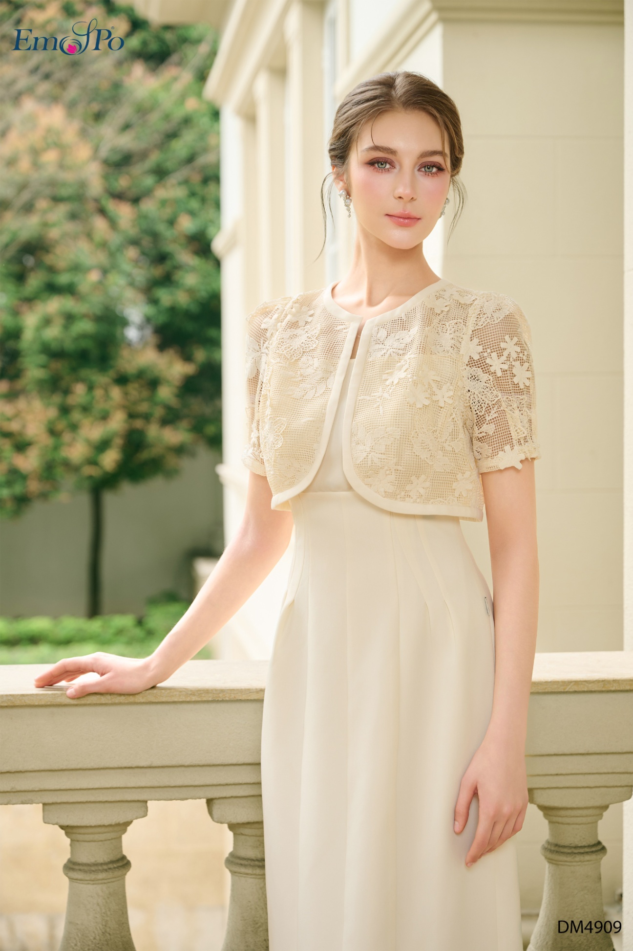 Đầm 2 dây xẻ sau, phối choàng ren liền, cài ngọc trai rời