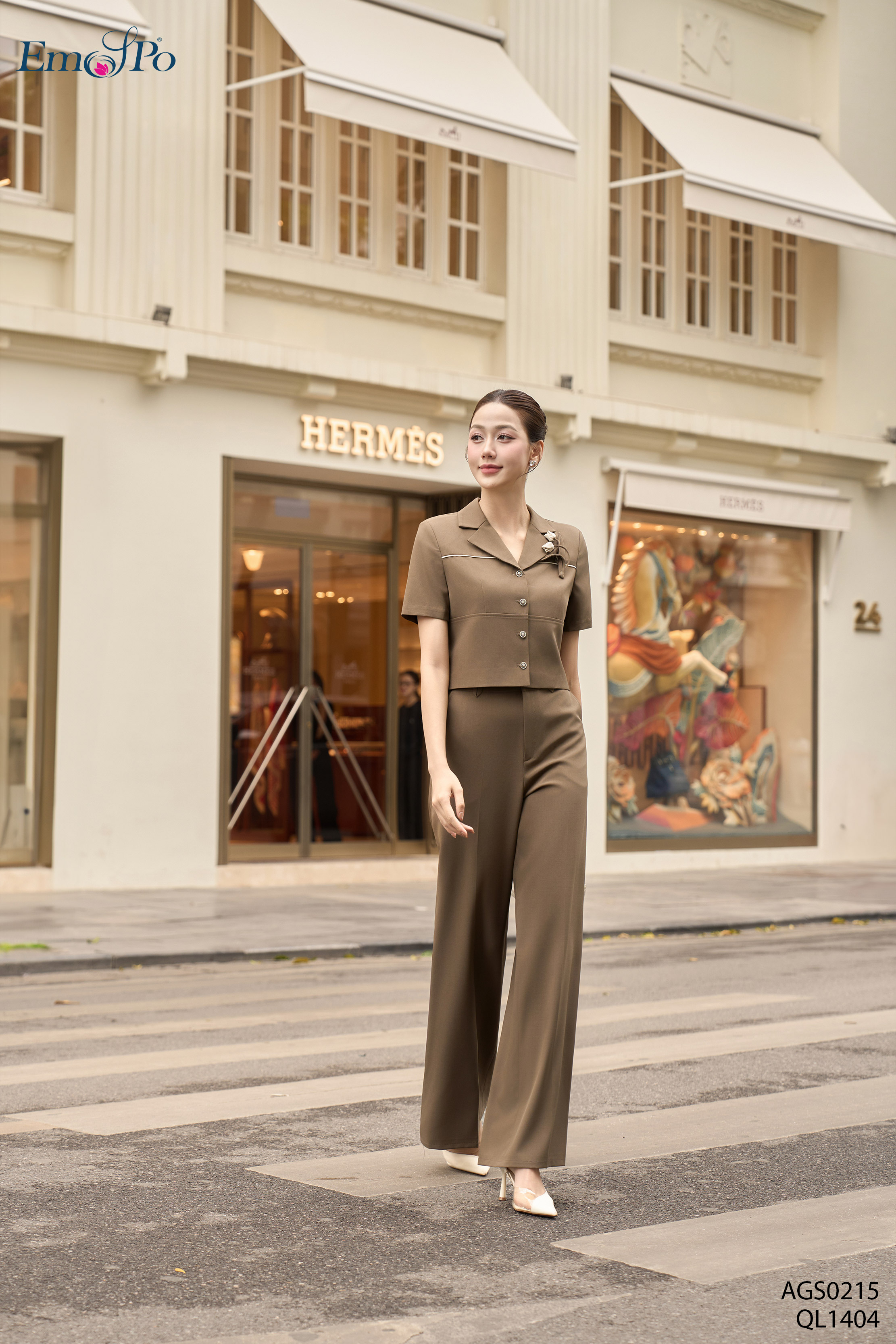 Áo ký giả dáng lửng, cổ bẻ ve, ngực trái đính nhành hoa, đi bộ QL1404
