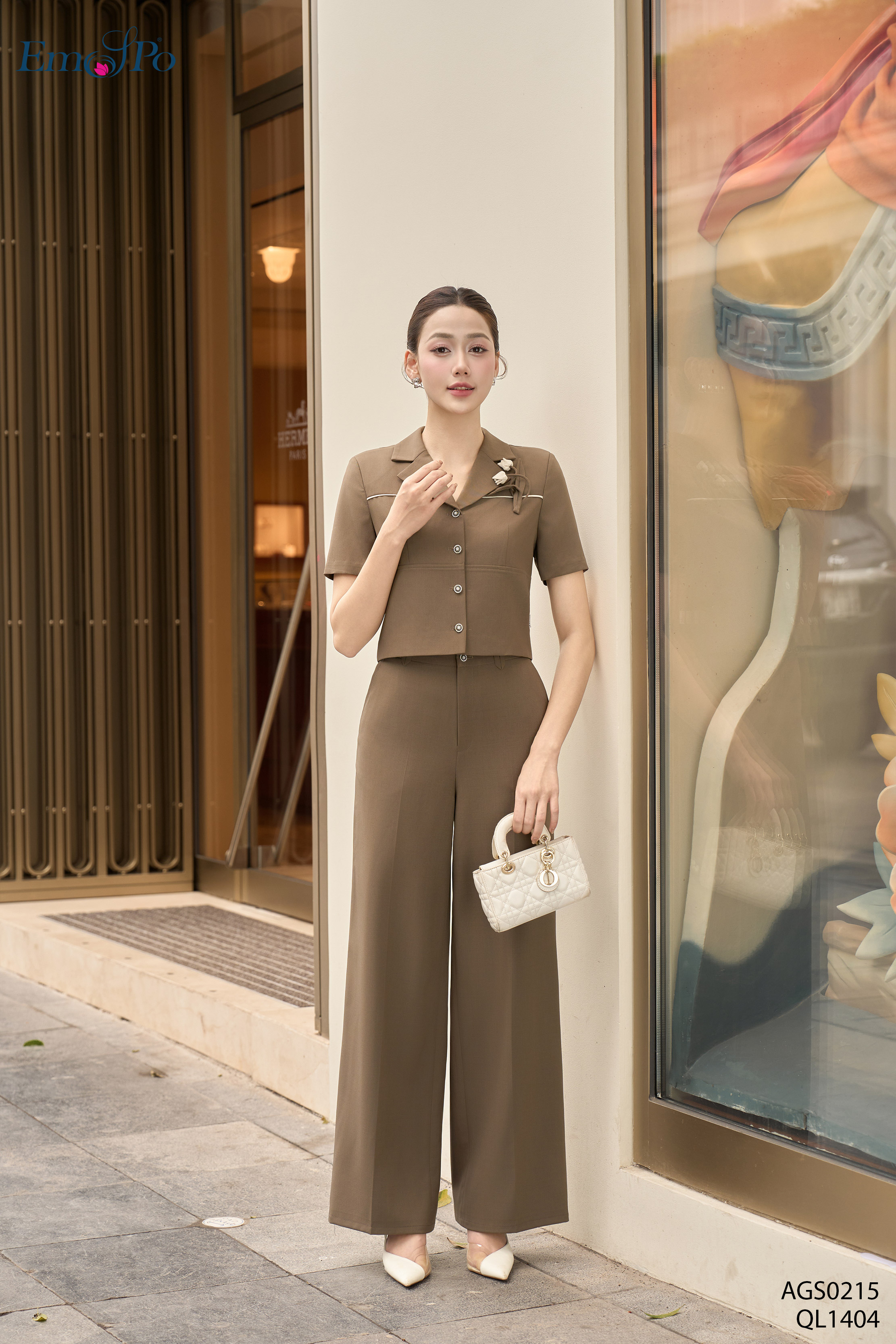 Áo ký giả dáng lửng, cổ bẻ ve, ngực trái đính nhành hoa, đi bộ QL1404