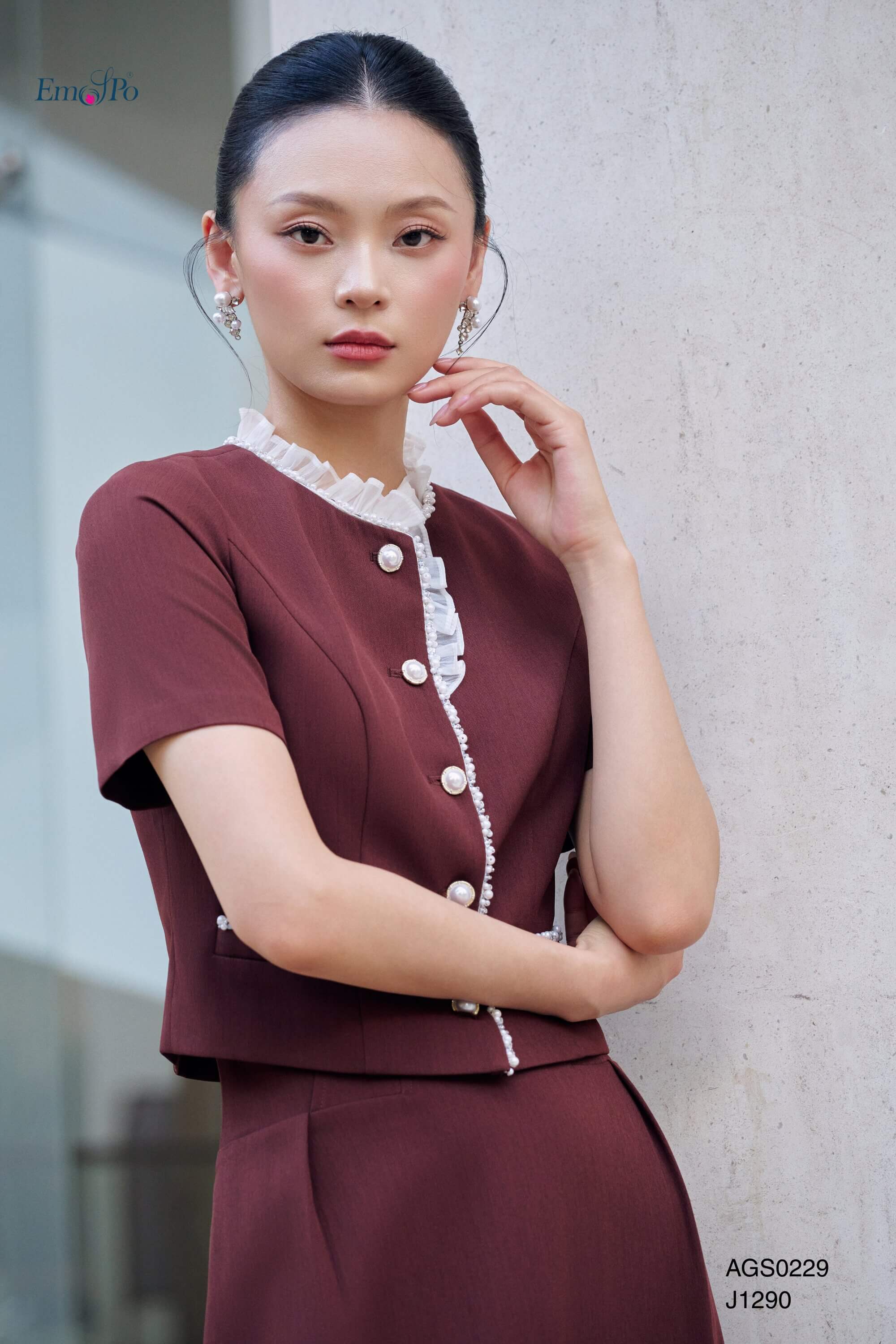 Áo ký giả dáng lửng, cổ tròn kẹp ren, đá & ngọc trai, đi bộ J1290
