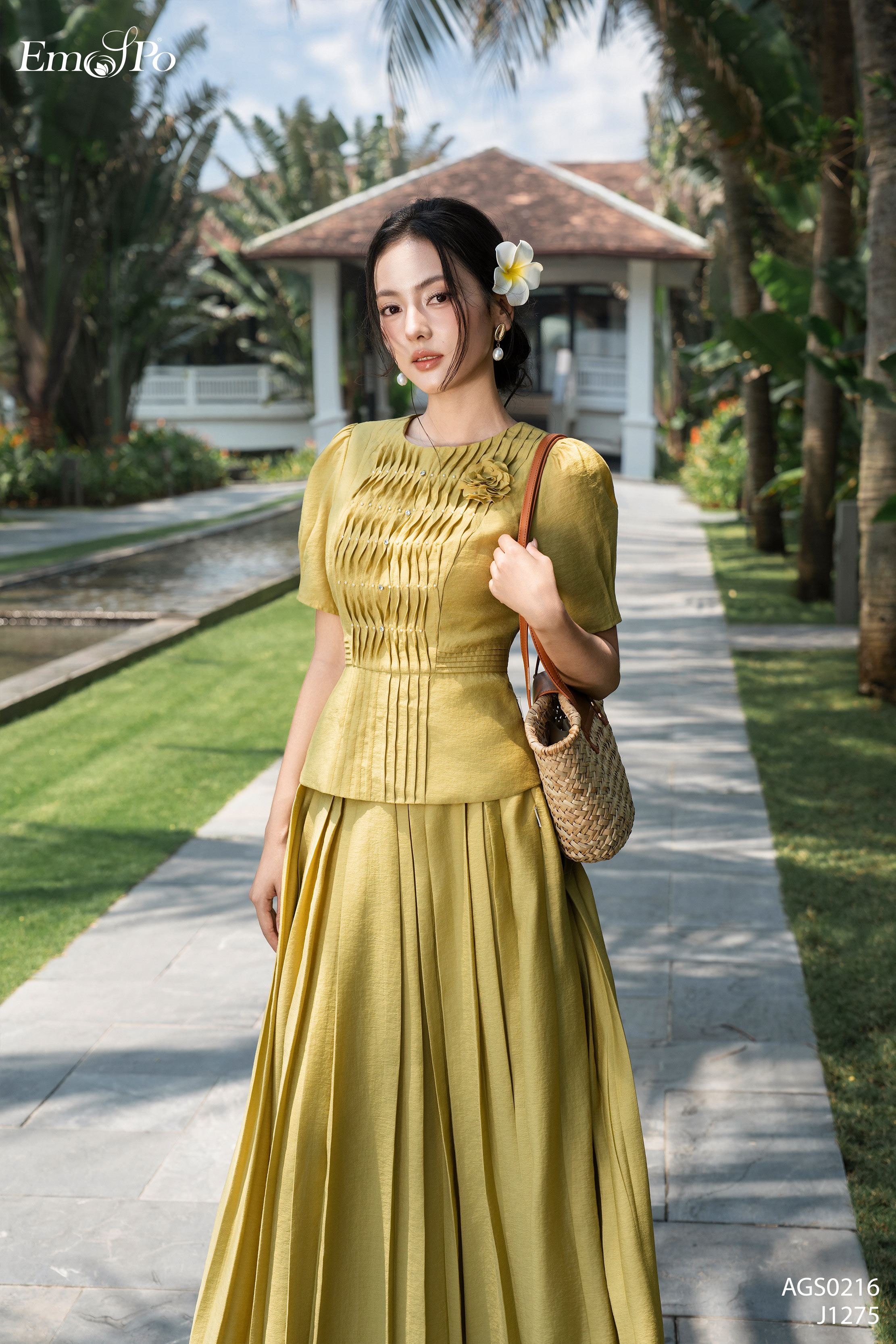 Áo ký giả dáng peplum, cổ tròn bấu lý đính đá & ngọc trai, hoa cài rời, đi bộ J1275