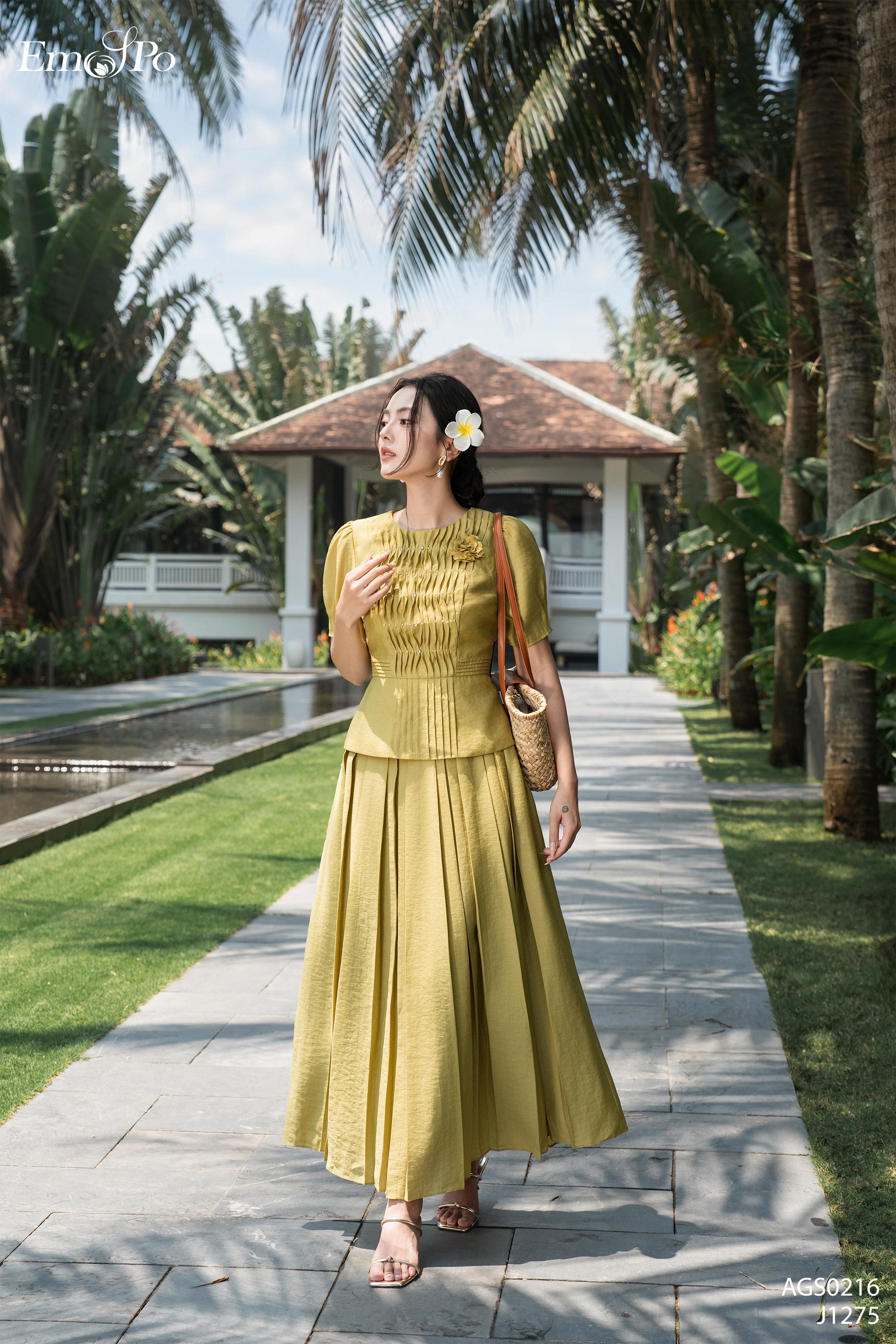 Áo ký giả dáng peplum, cổ tròn bấu lý đính đá & ngọc trai, hoa cài rời, đi bộ J1275