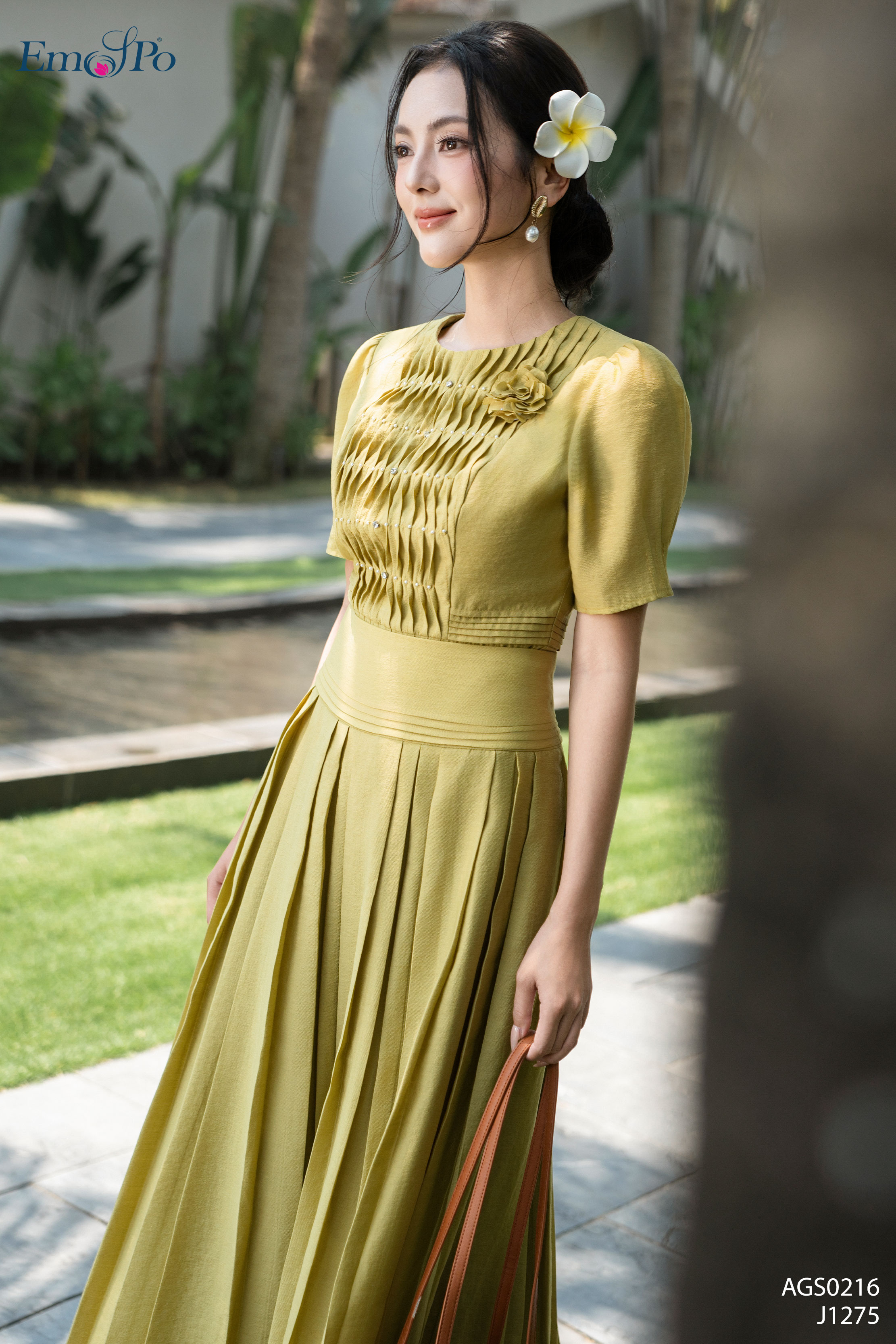 Áo ký giả dáng peplum, cổ tròn bấu lý đính đá & ngọc trai, hoa cài rời, đi bộ J1275