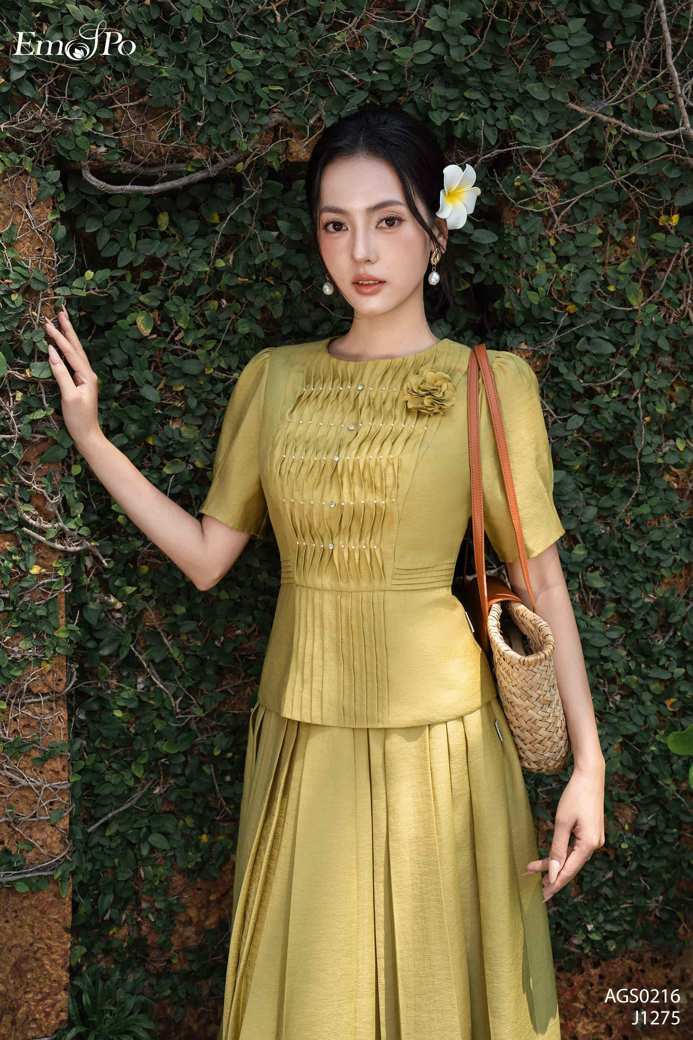 Áo ký giả dáng peplum, cổ tròn bấu lý đính đá & ngọc trai, hoa cài rời, đi bộ J1275