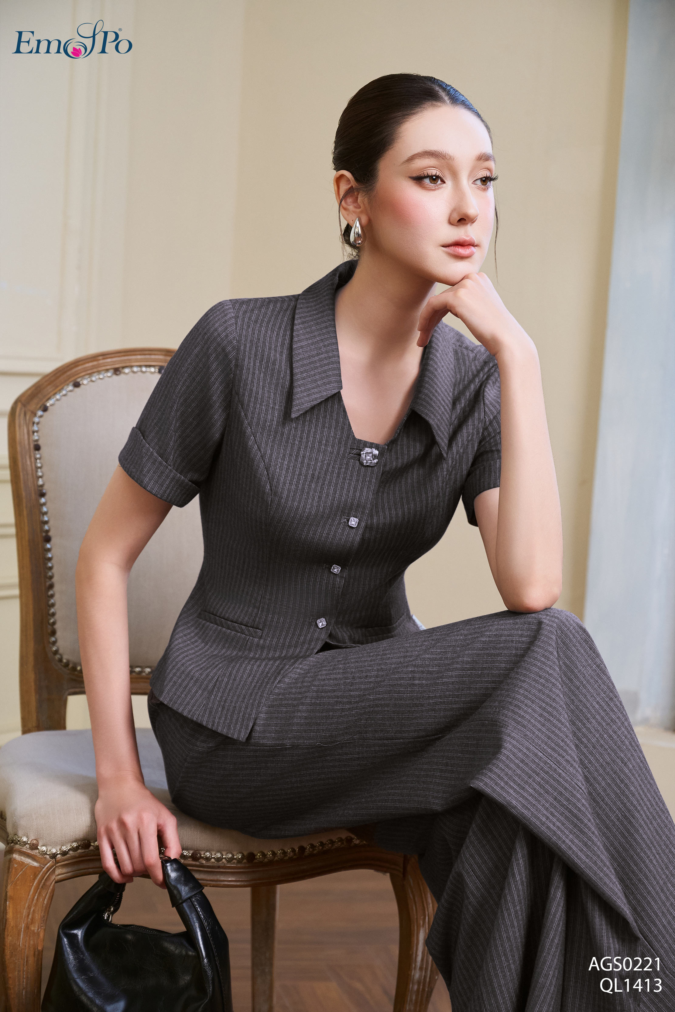 Áo ký giả kẻ dáng lửng, cổ bẻ, cài khuy, chiết eo, đi bộ QL1413