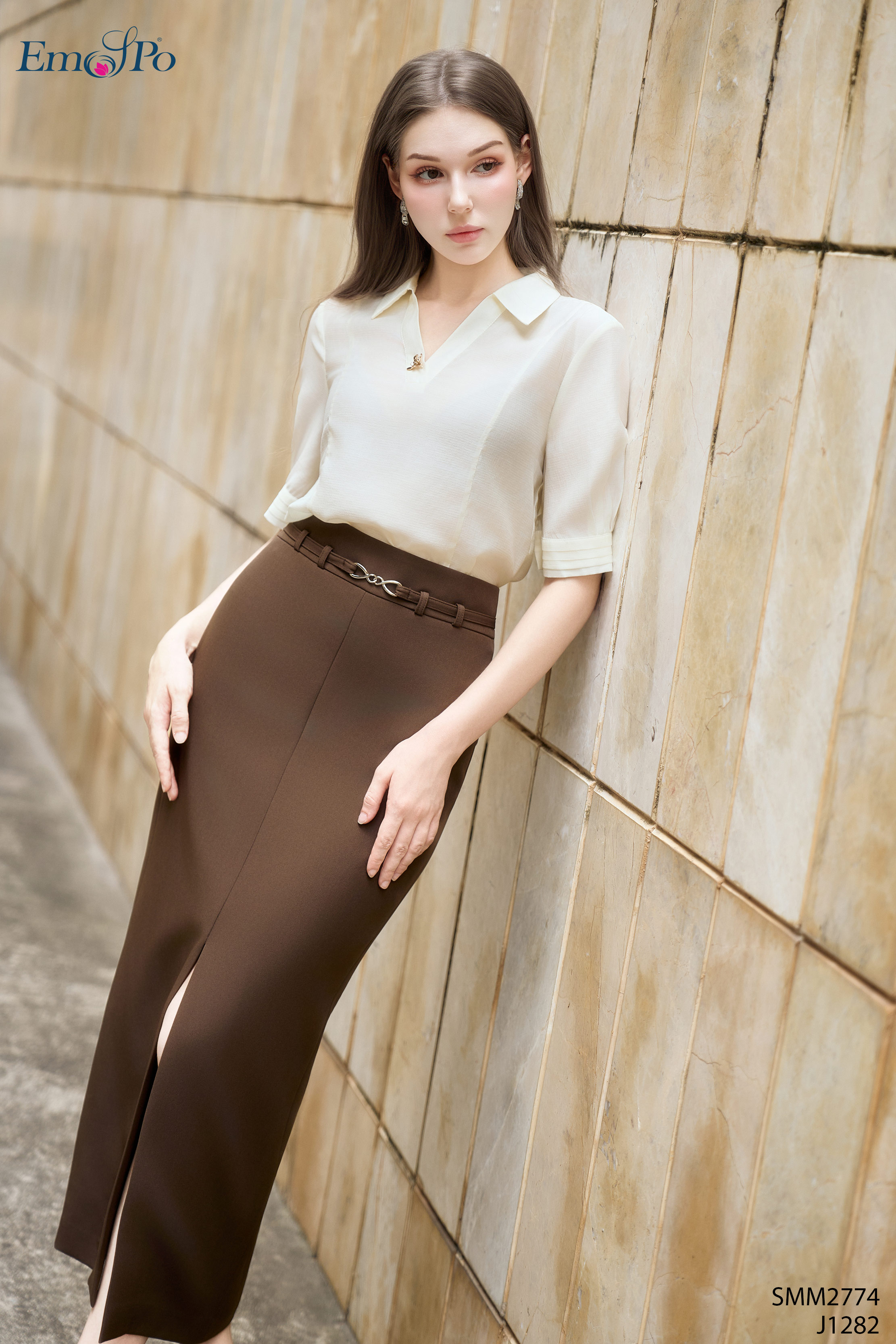 Áo sơ mi cổ bẻ V đính cúc hoa KL, gấu tay xếp ly cài cúc