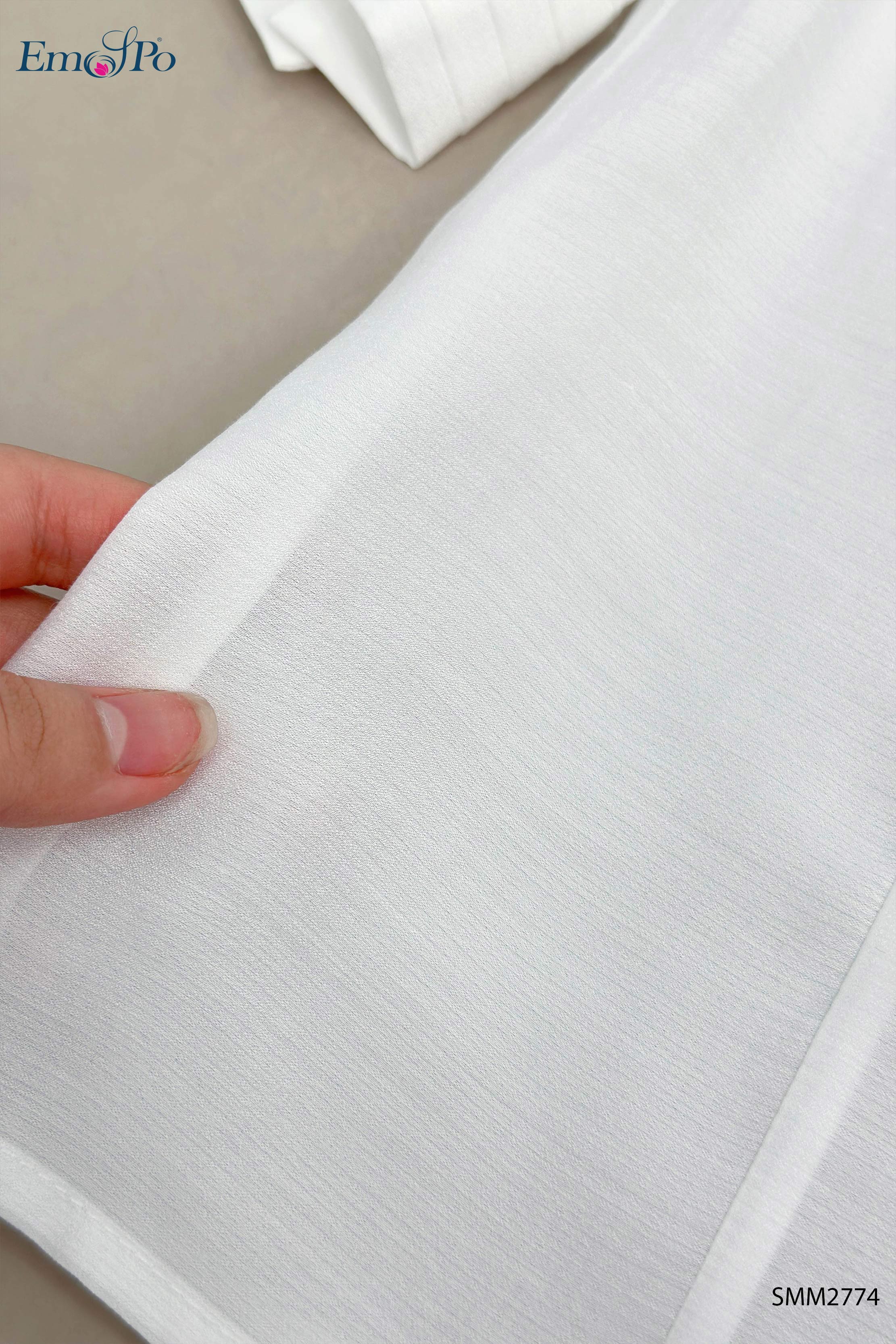 Áo sơ mi cổ bẻ V đính cúc hoa KL, gấu tay xếp ly cài cúc