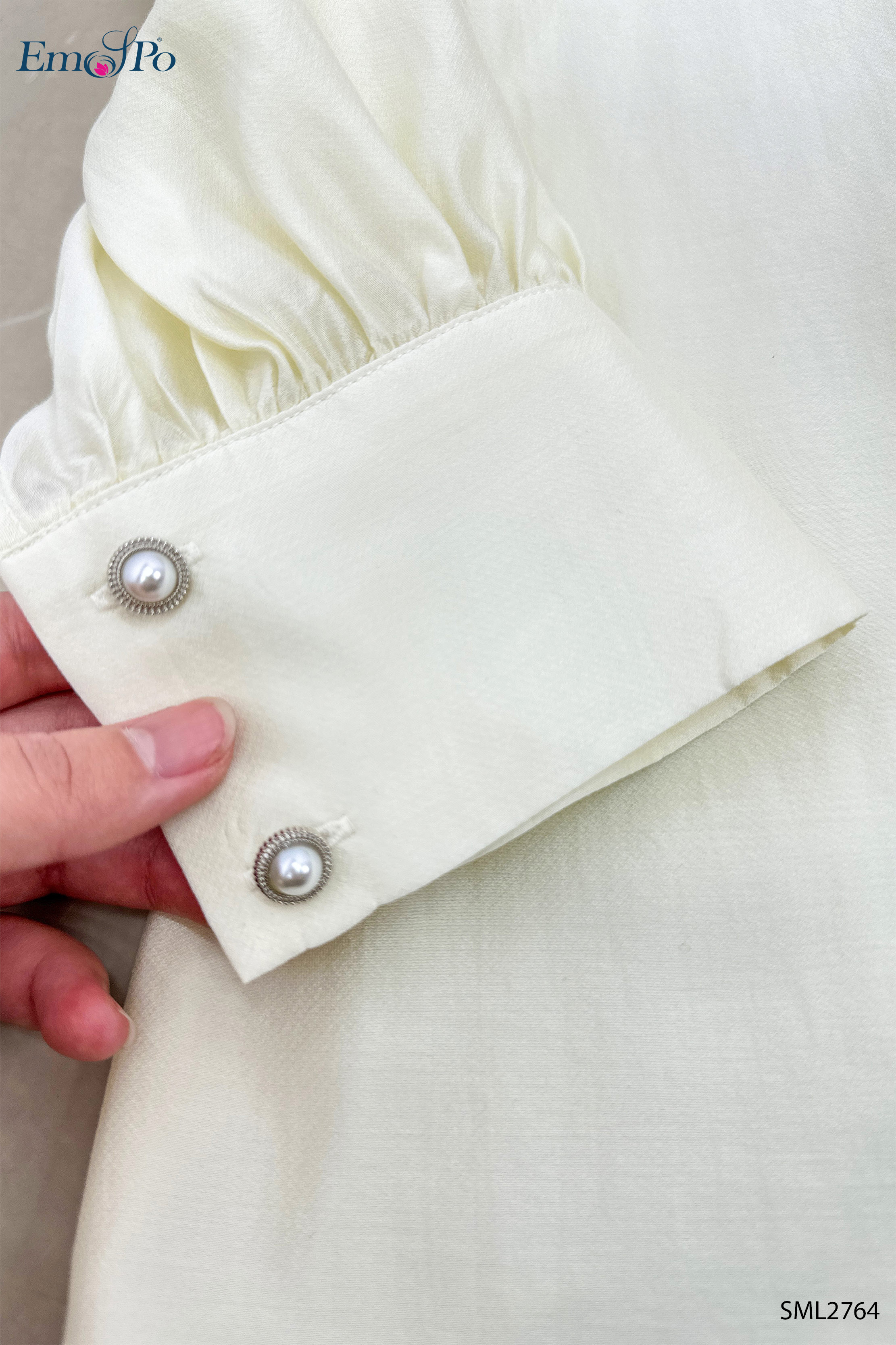Áo sơ mi cổ đức bẻ nhọn, cài khuy trai, đinh hoa ngực trái