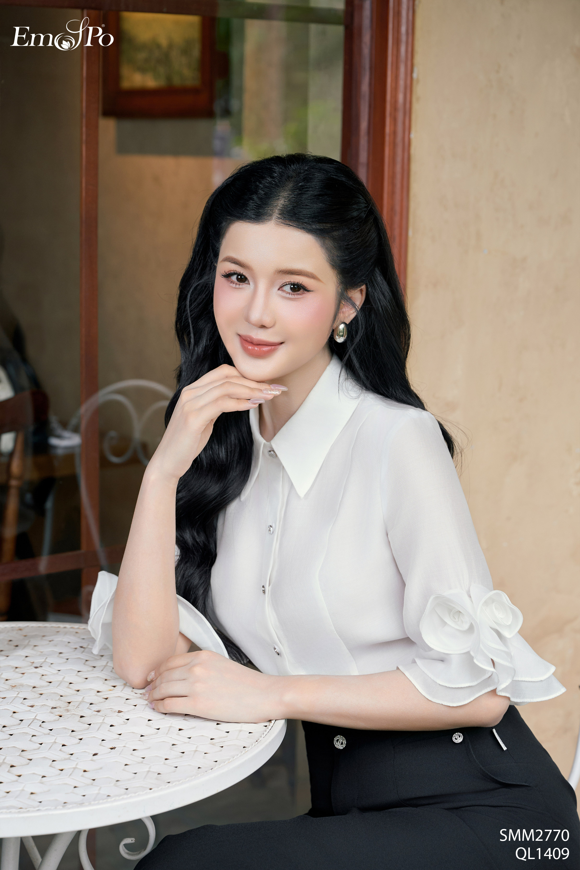 Áo sơ mi cổ đức, cài cúc đá, tay bèo hoa, cà vạt cài rời