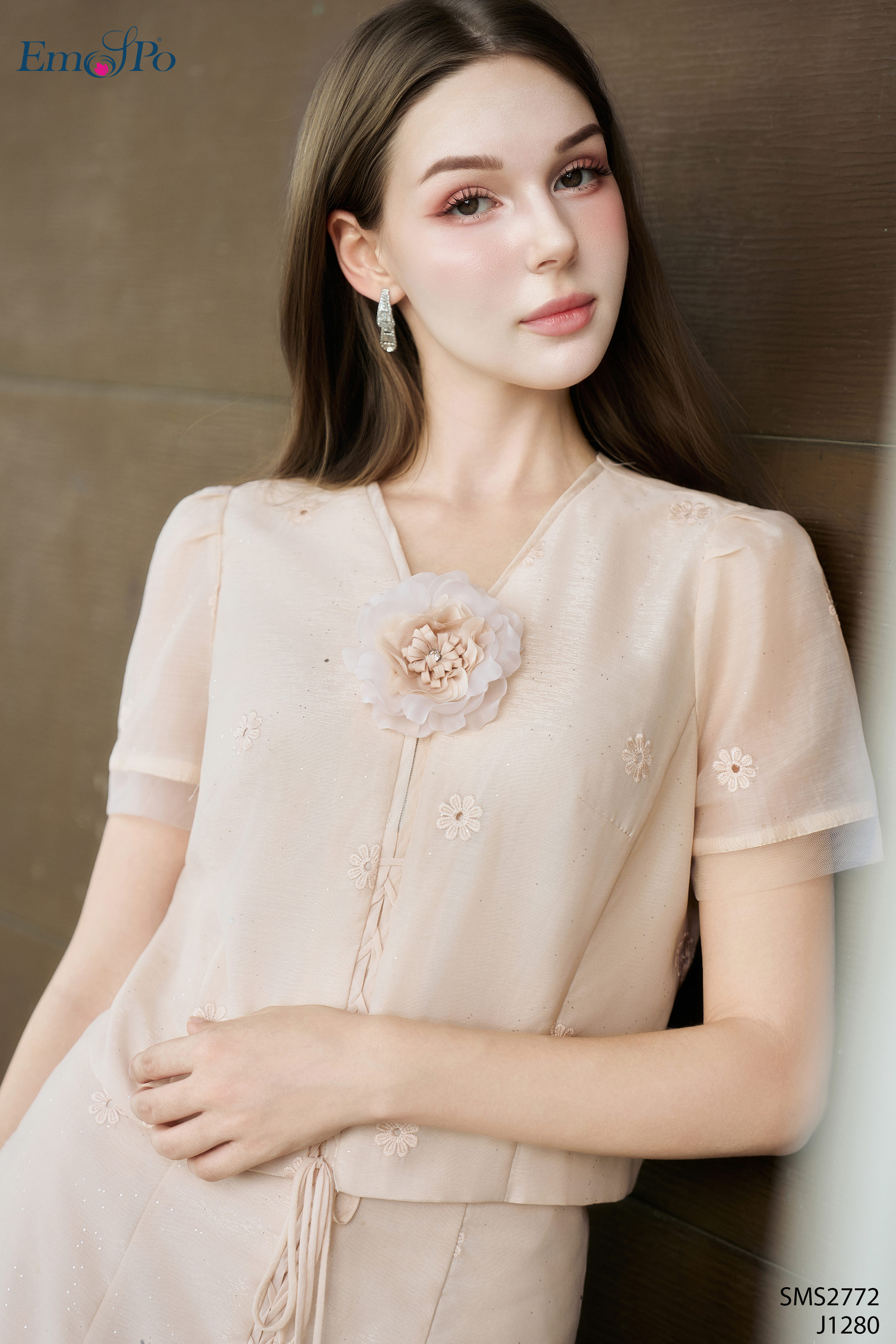 Áo sơ mi hoa thêu dáng lửng, cổ tim kéo khóa KL, hoa cài rời, đi bộ J1280