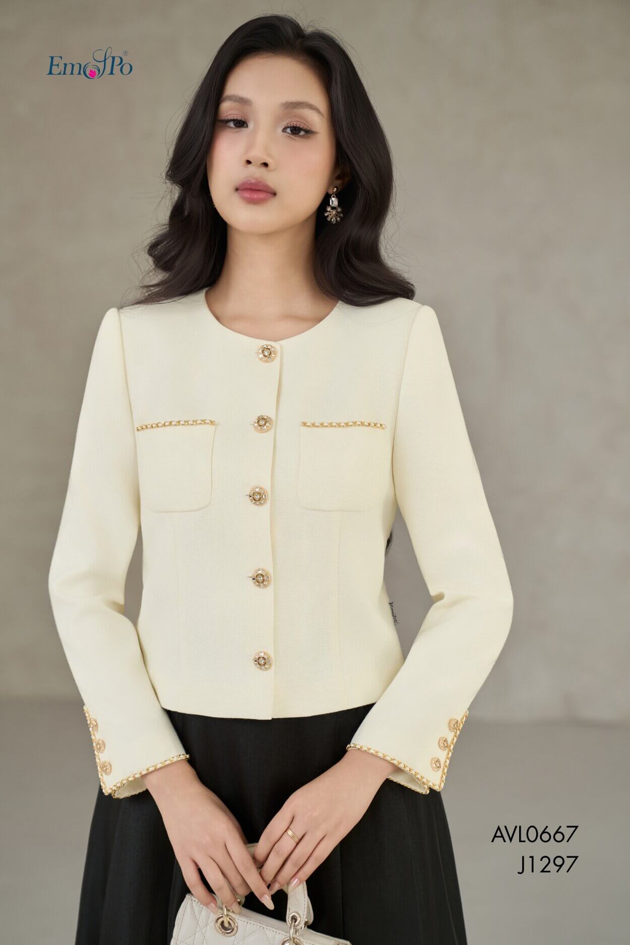 Áo vest cổ tròn cài khuy đá, túi ốp và tay áo đính viền dây xích & da