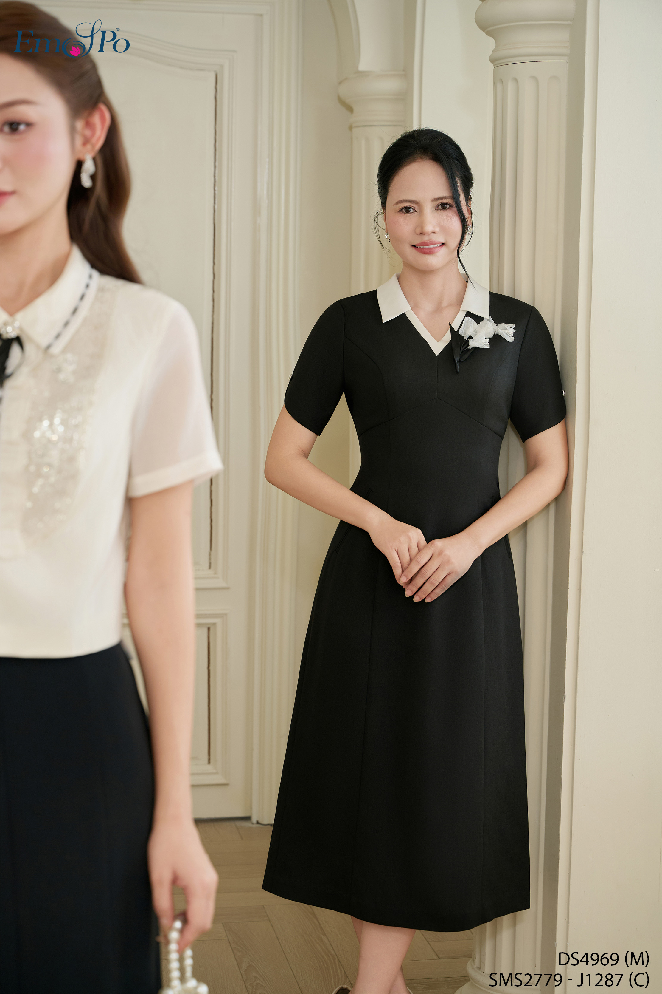 Đầm A cổ bẻ phối màu, túi cơi 2 bên đính đá, hoa cài rời
