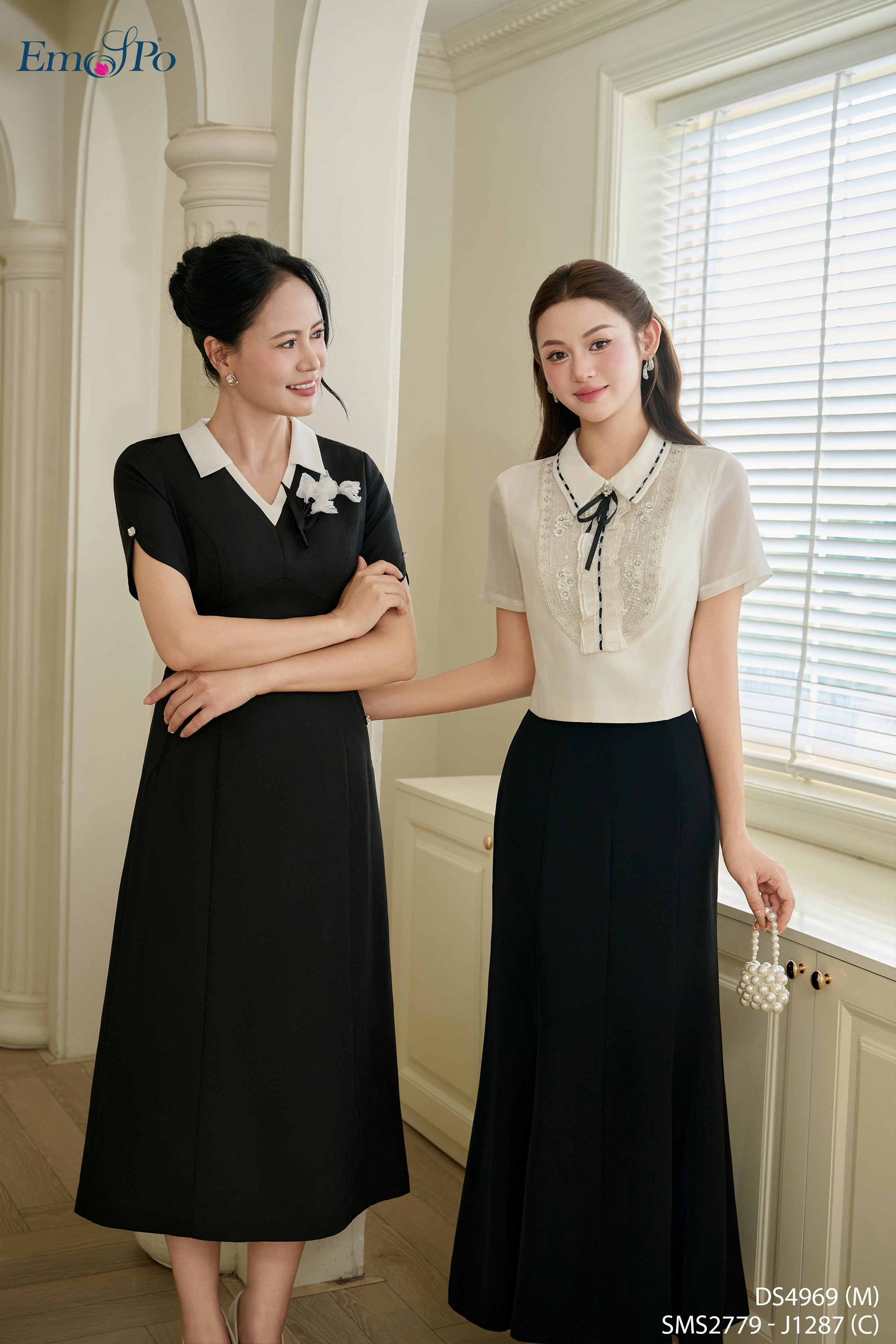 Đầm A cổ bẻ phối màu, túi cơi 2 bên đính đá, hoa cài rời