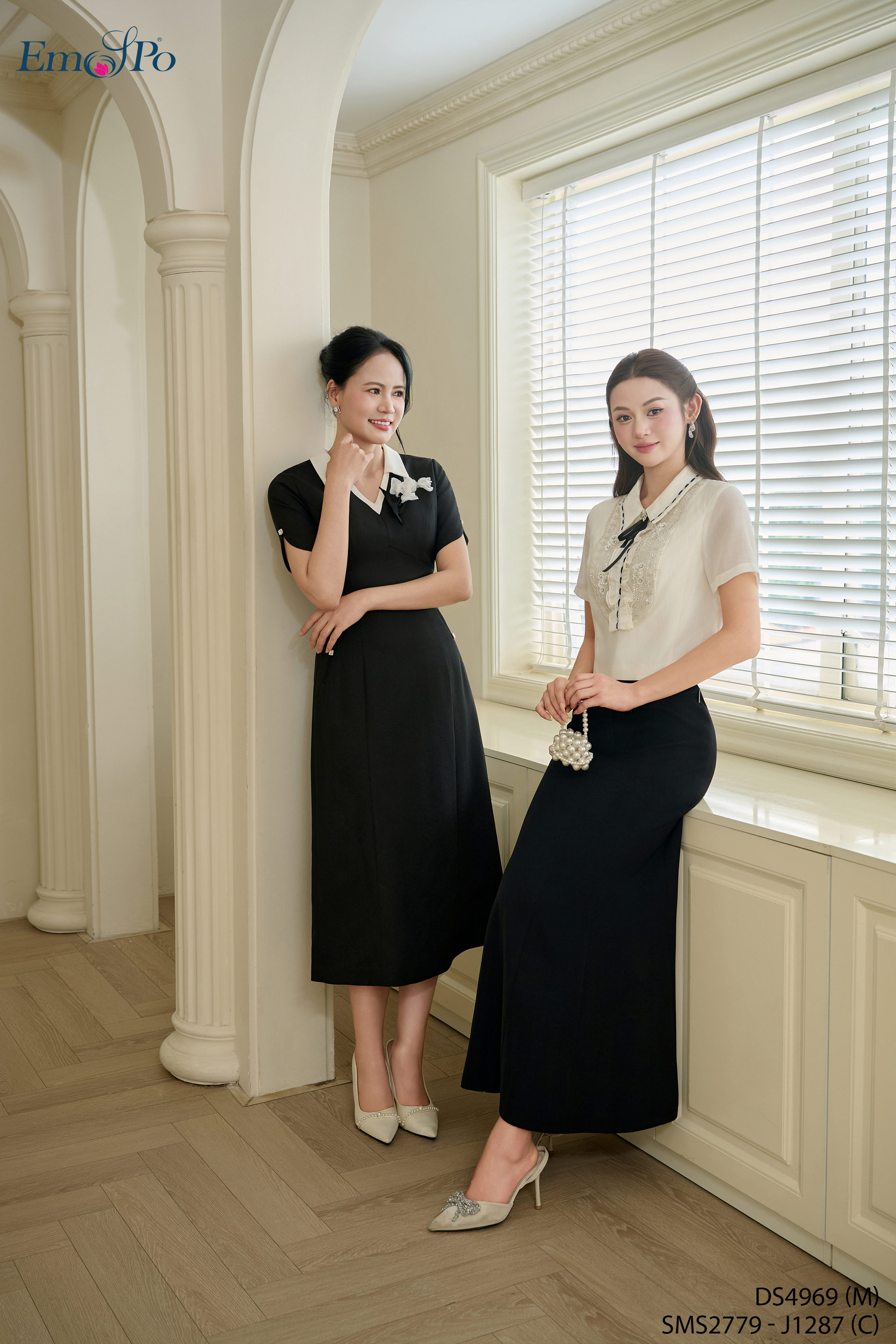 Đầm A cổ bẻ phối màu, túi cơi 2 bên đính đá, hoa cài rời