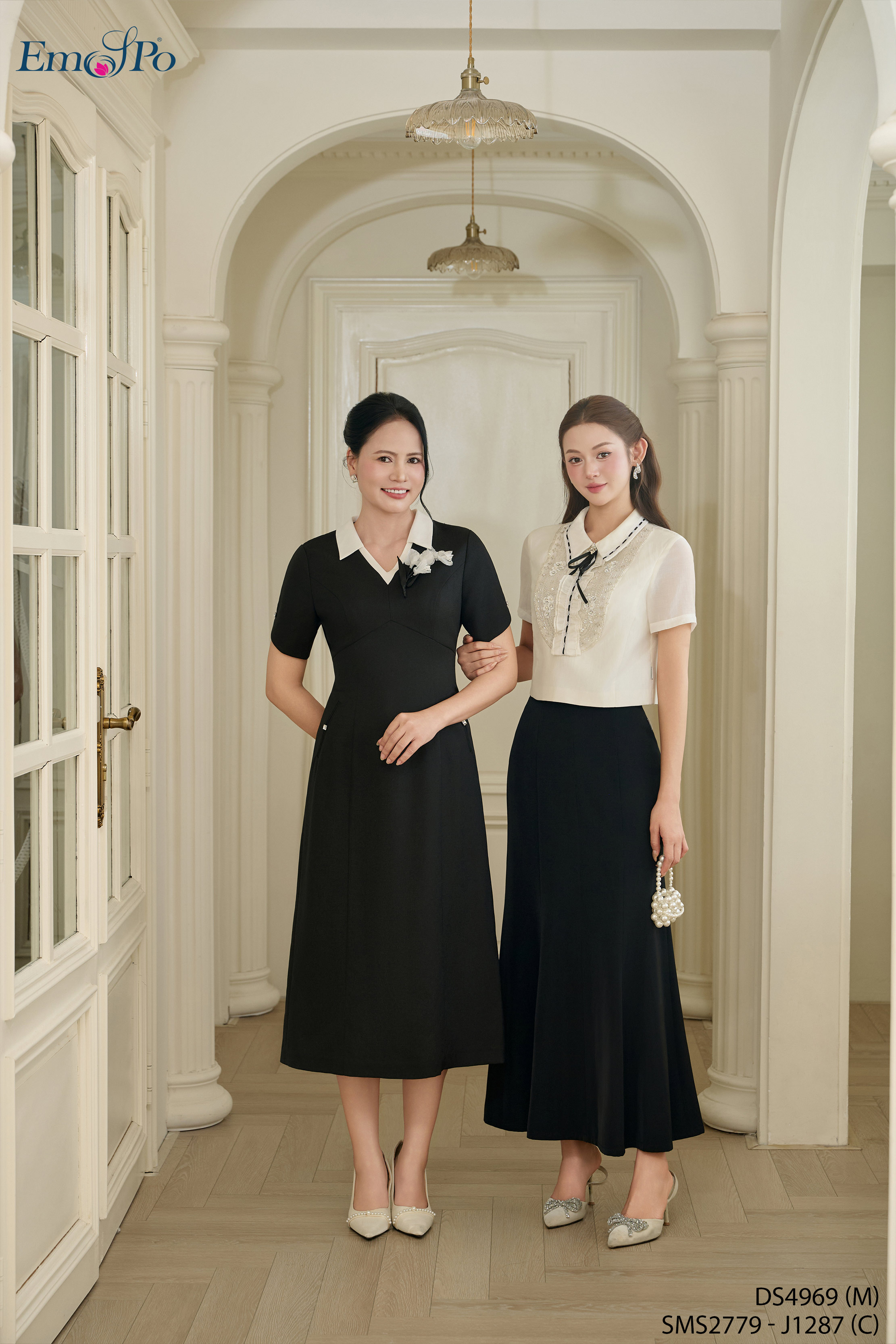 Đầm A cổ bẻ phối màu, túi cơi 2 bên đính đá, hoa cài rời