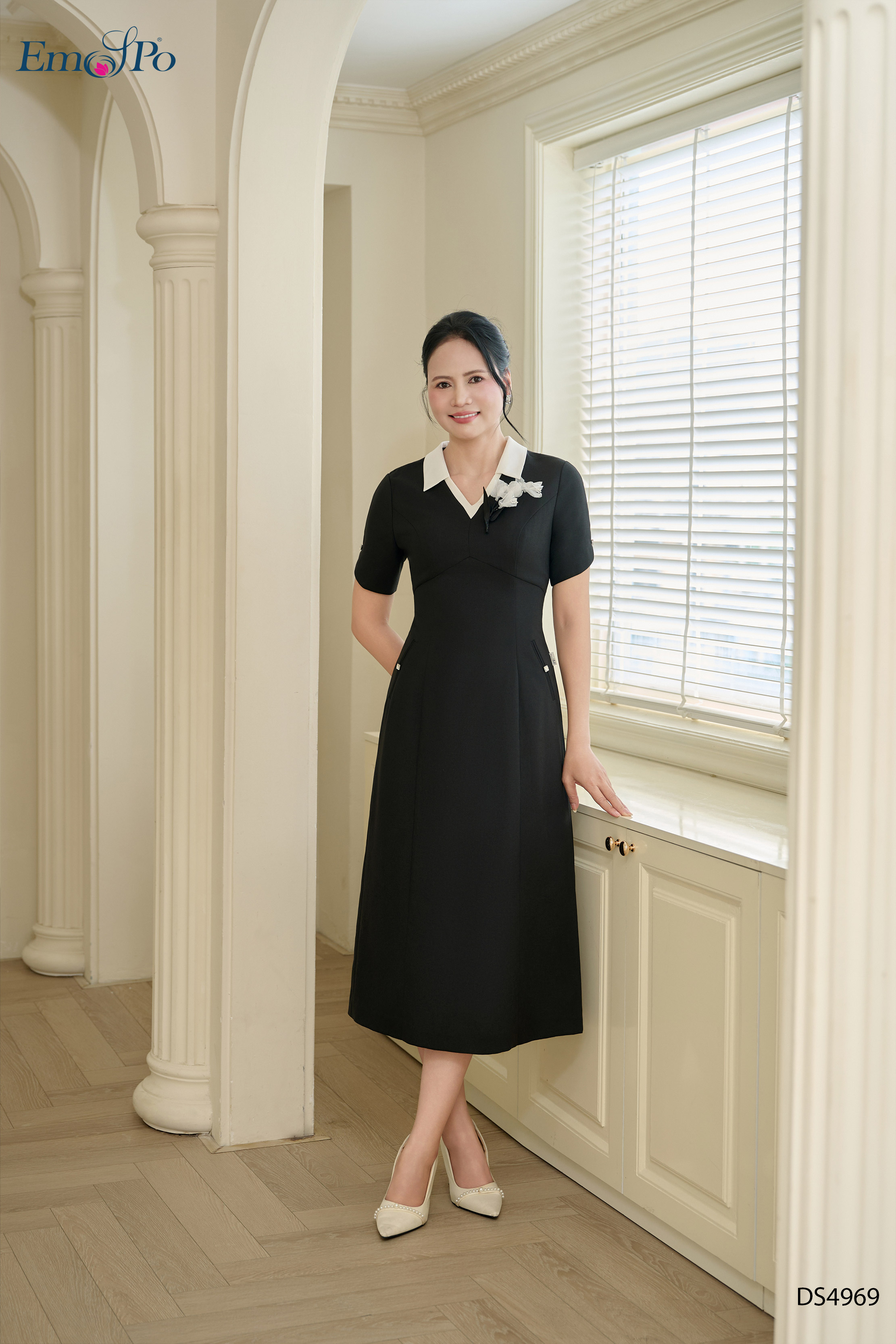 Đầm A cổ bẻ phối màu, túi cơi 2 bên đính đá, hoa cài rời