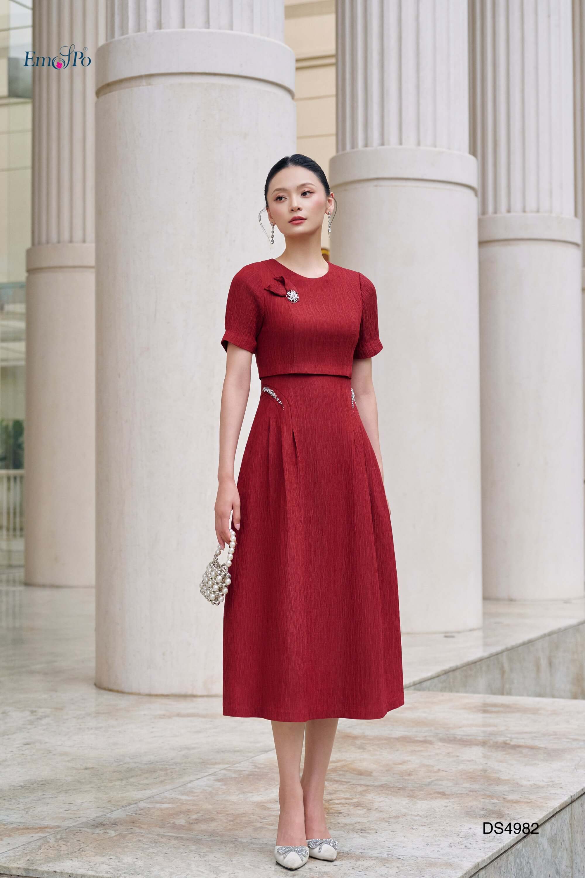 Đầm A cổ tròn đính hoa đá, 2 bên hông đính chuỗi cườm pha lê