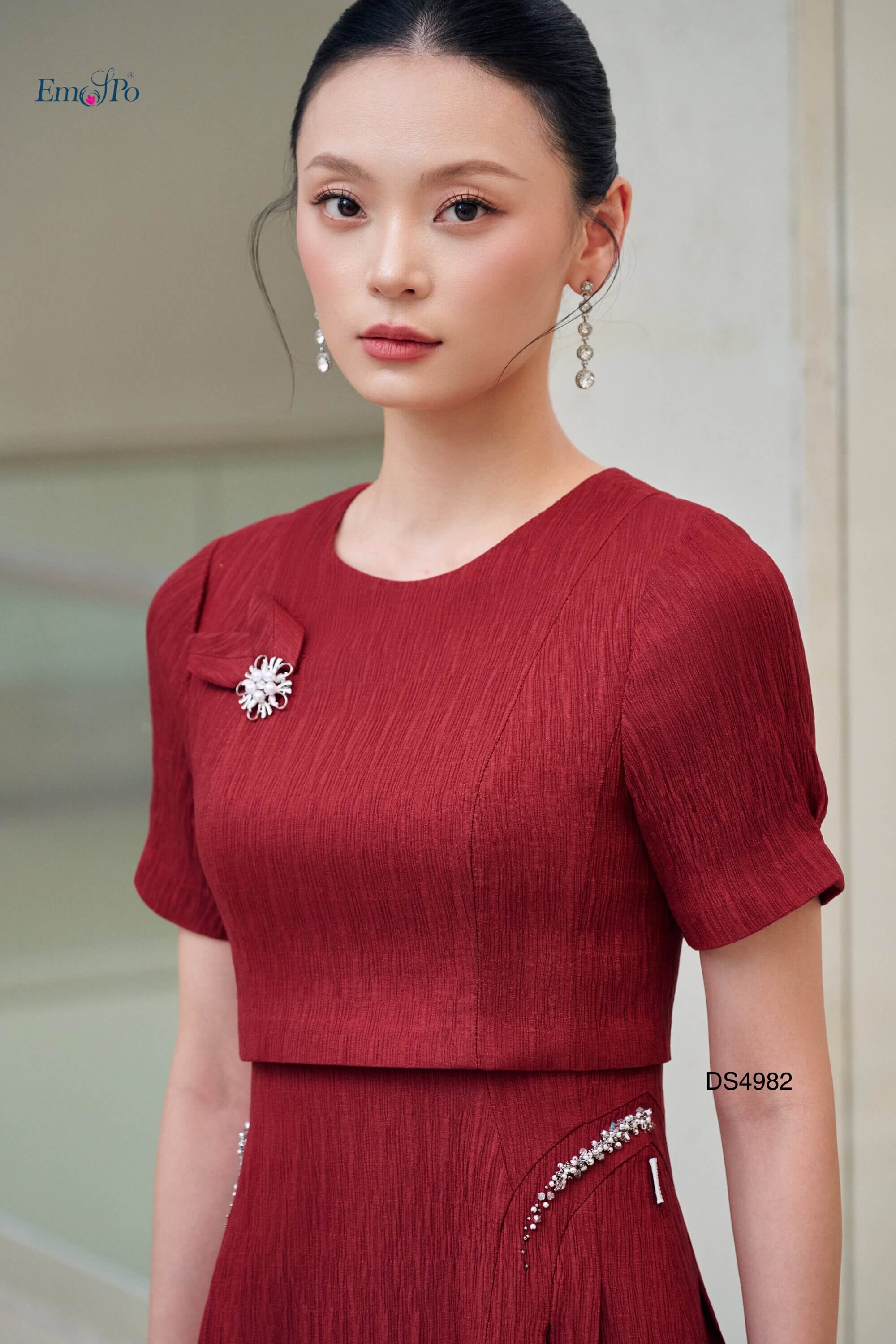 Đầm A cổ tròn đính hoa đá, 2 bên hông đính chuỗi cườm pha lê