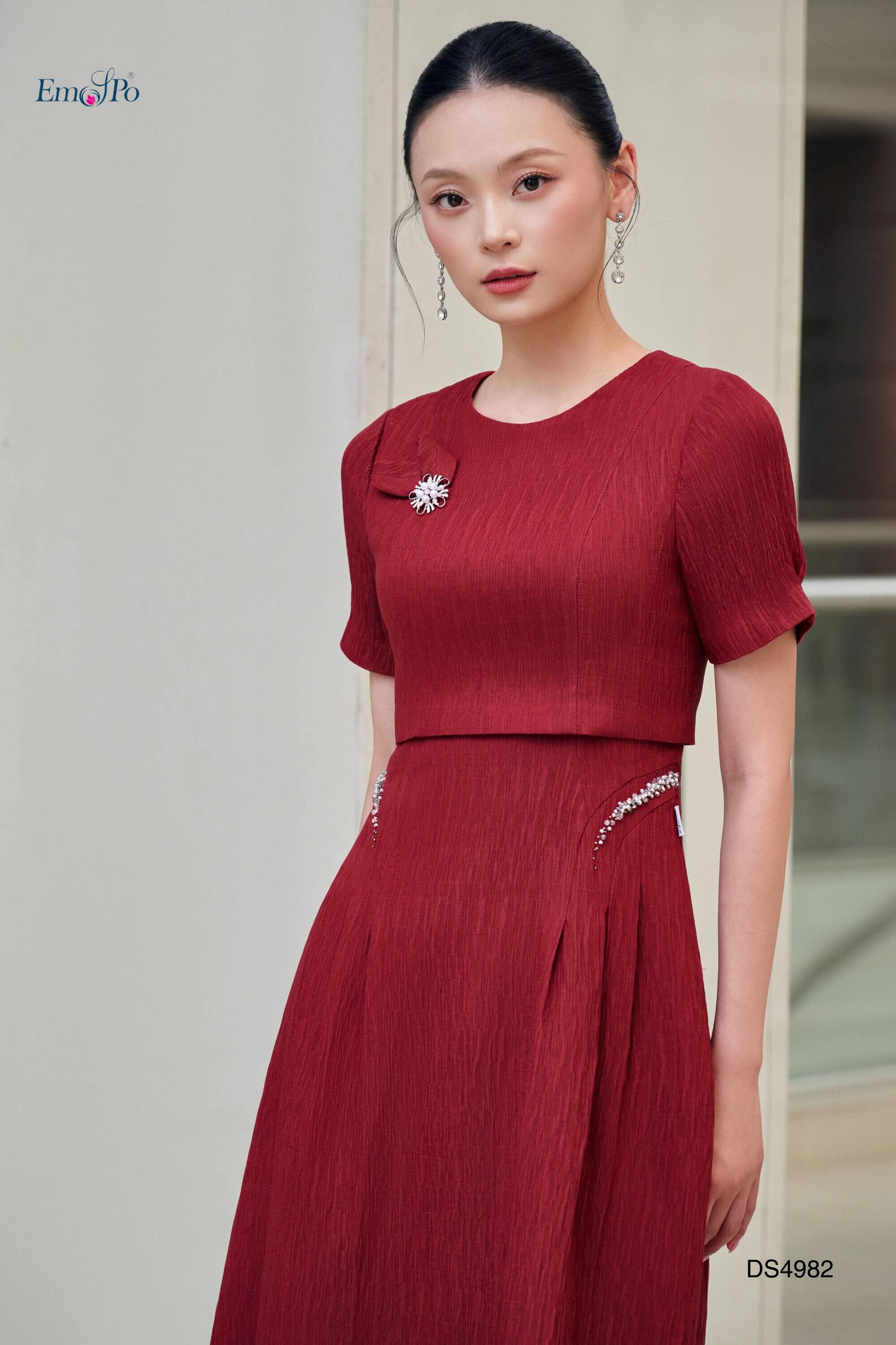 Đầm A cổ tròn đính hoa đá, 2 bên hông đính chuỗi cườm pha lê