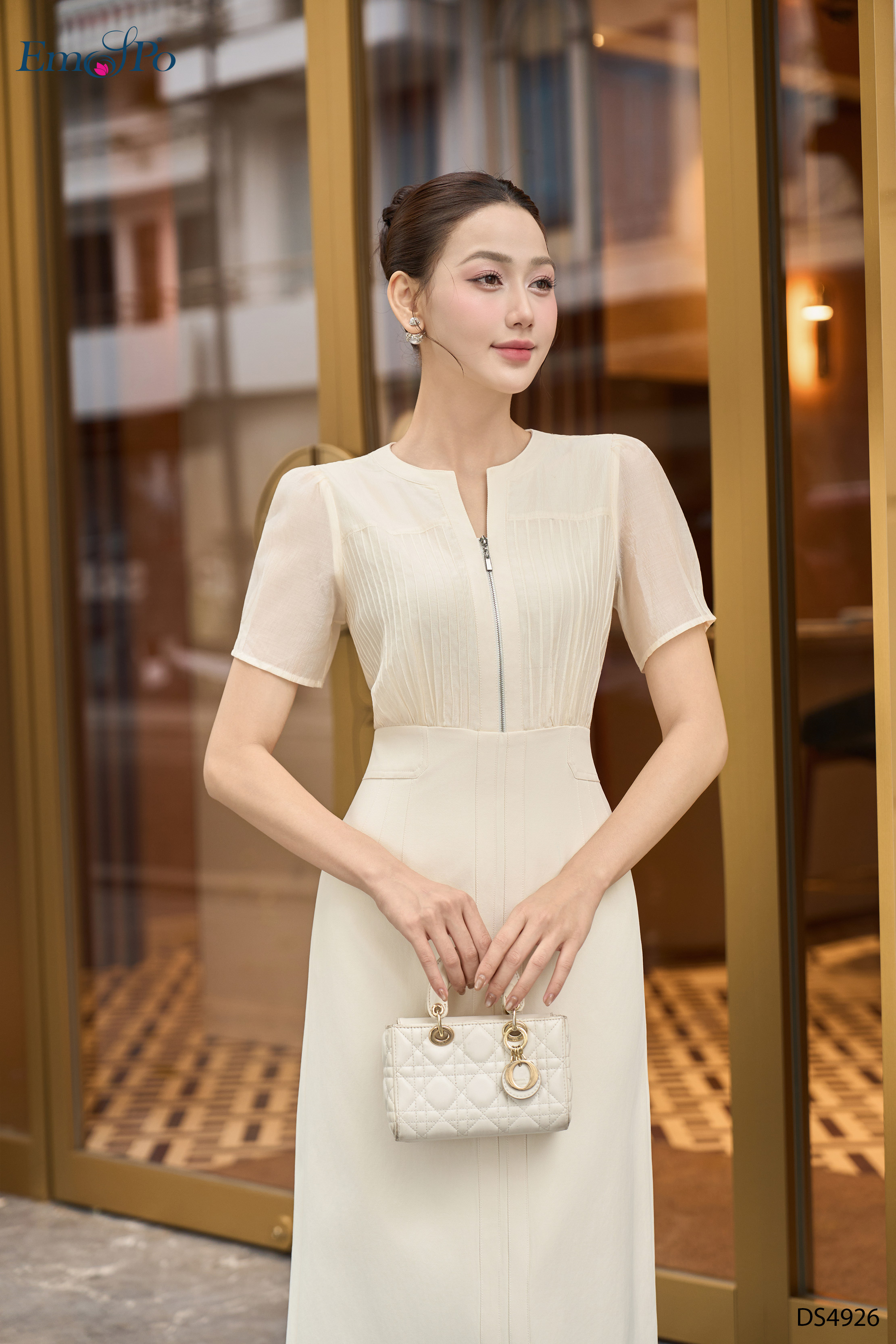 Đầm A xẻ sau, cổ tròn V bấu ly, khóa trước KL