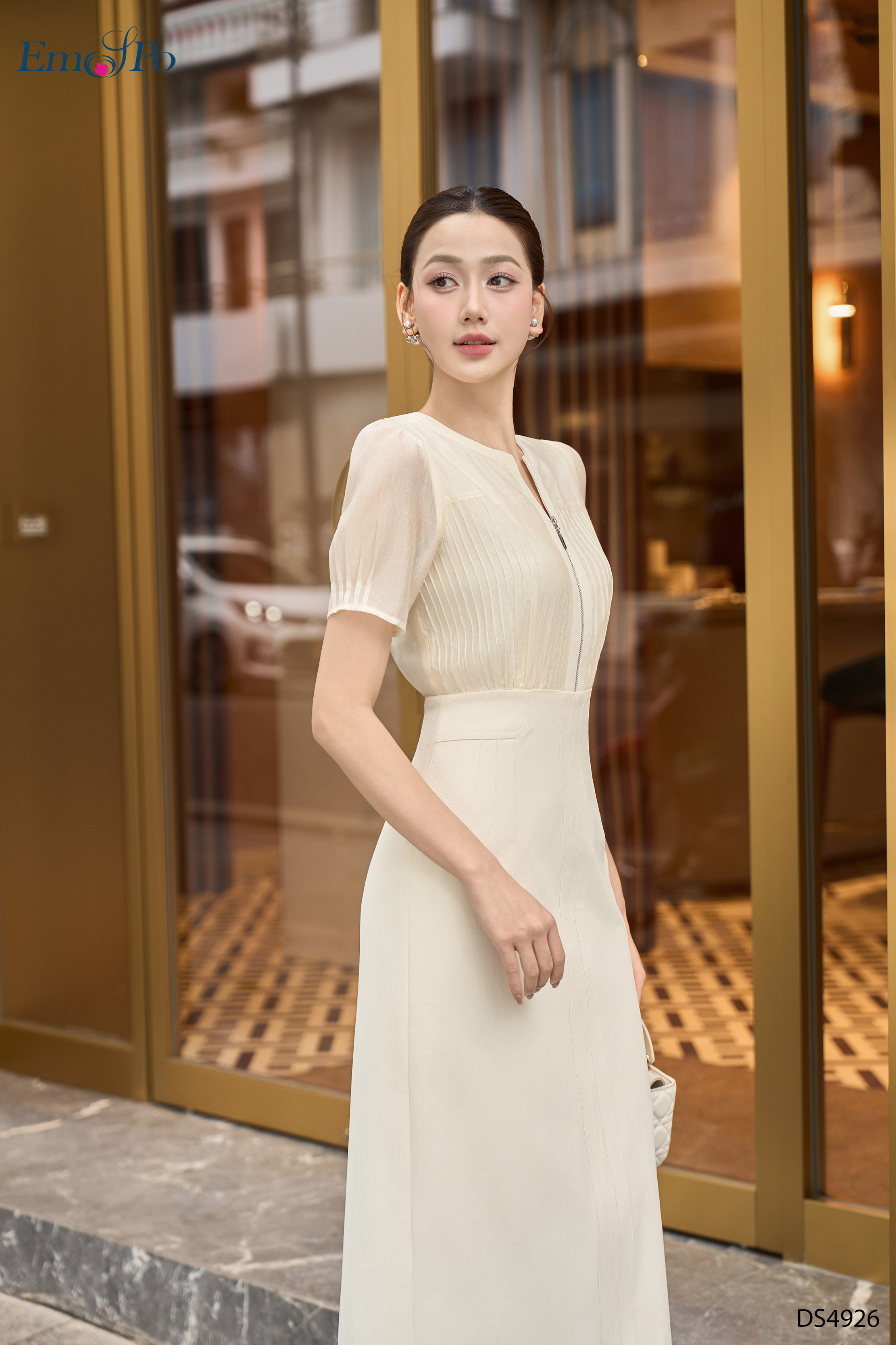 Đầm A xẻ sau, cổ tròn V bấu ly, khóa trước KL