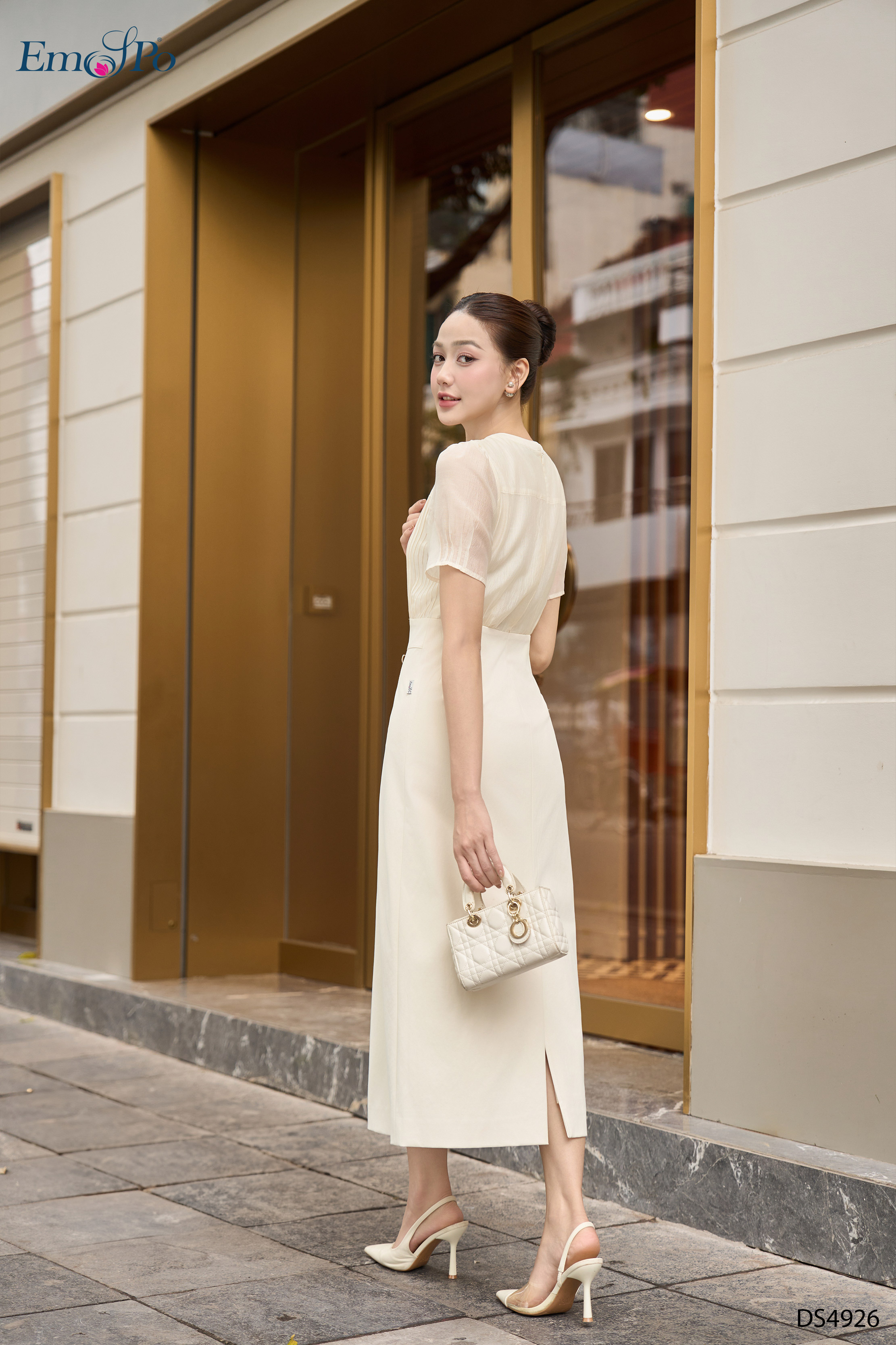 Đầm A xẻ sau, cổ tròn V bấu ly, khóa trước KL