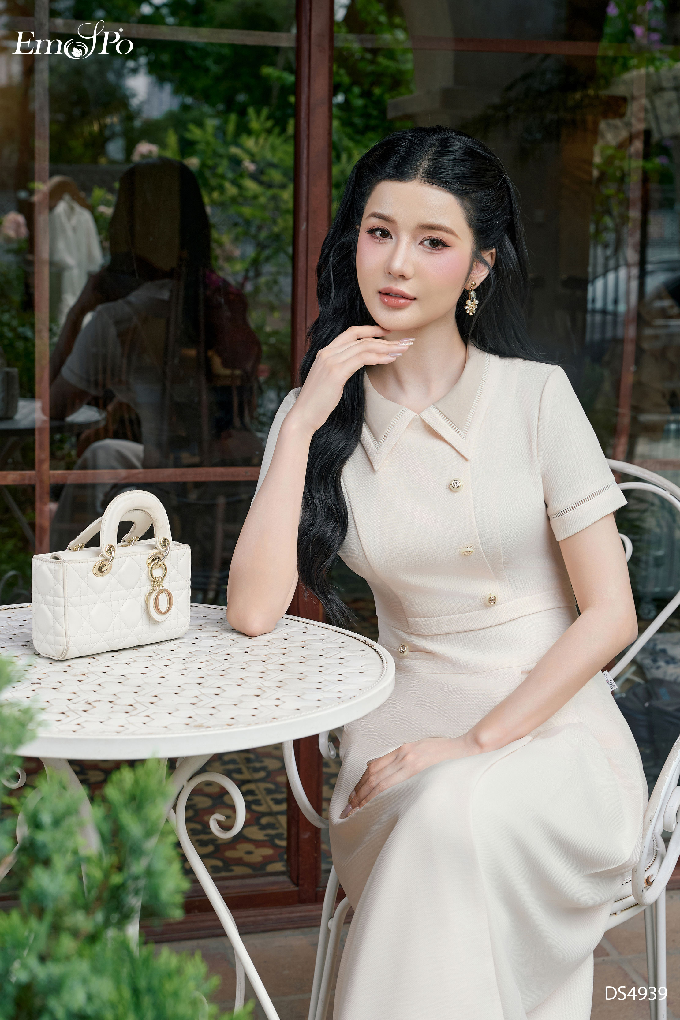 Đầm A, xếp ly lệch bên, cổ sơ mi có thể tháo rời, đính hàng cúc
