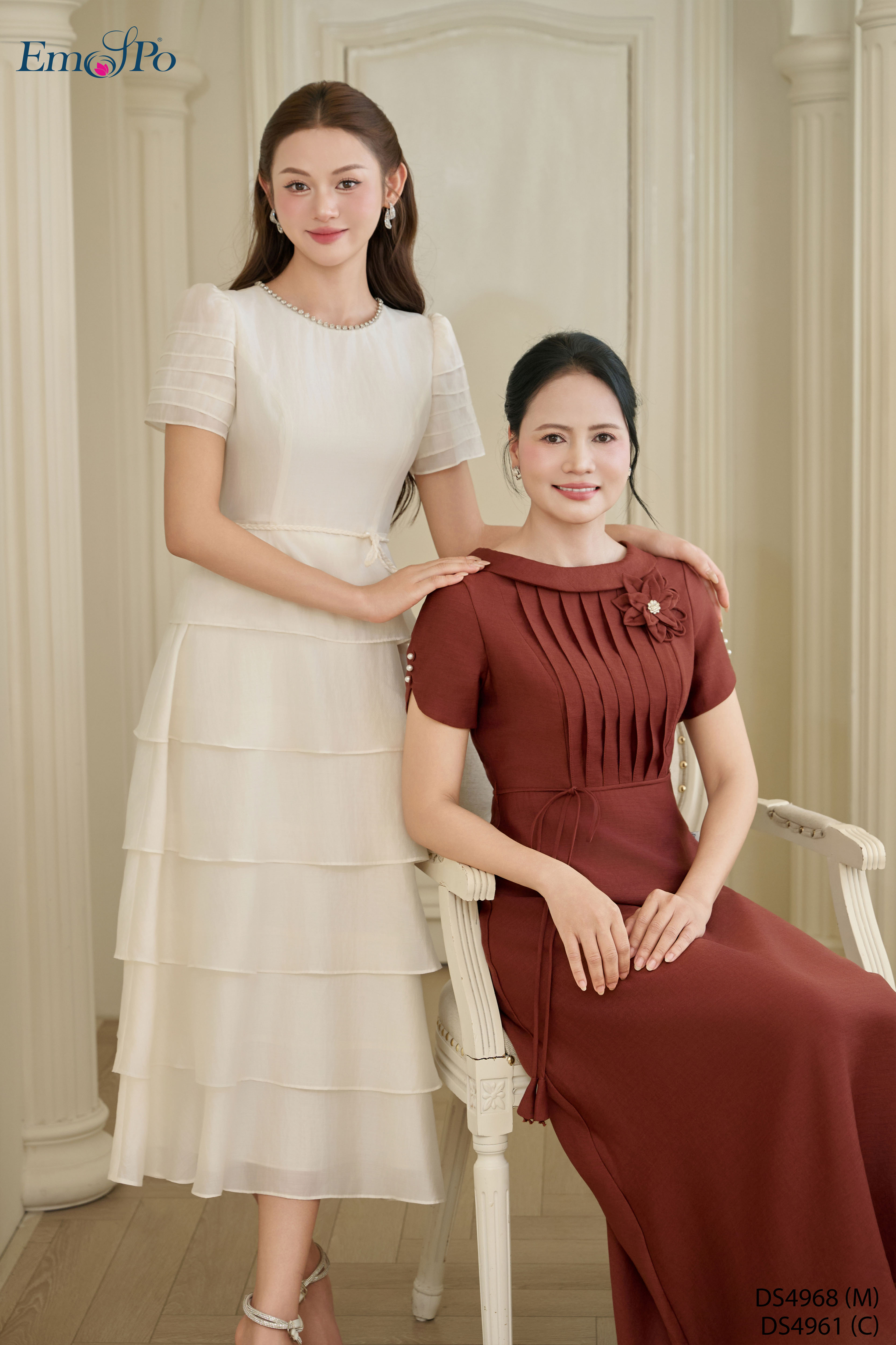 Đầm A xòe, cổ thuyền ngực xếp ly, hoa cài và dây hoa rời
