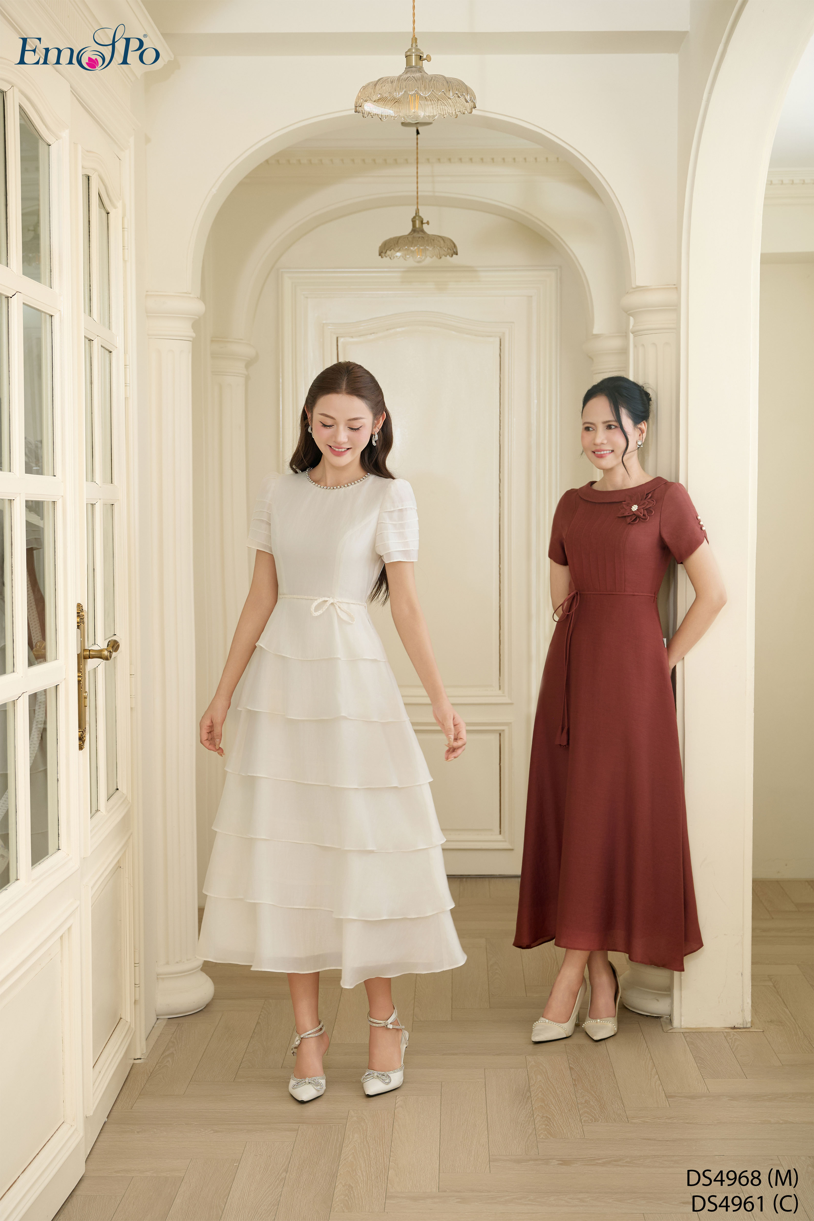 Đầm A xòe, cổ thuyền ngực xếp ly, hoa cài và dây hoa rời