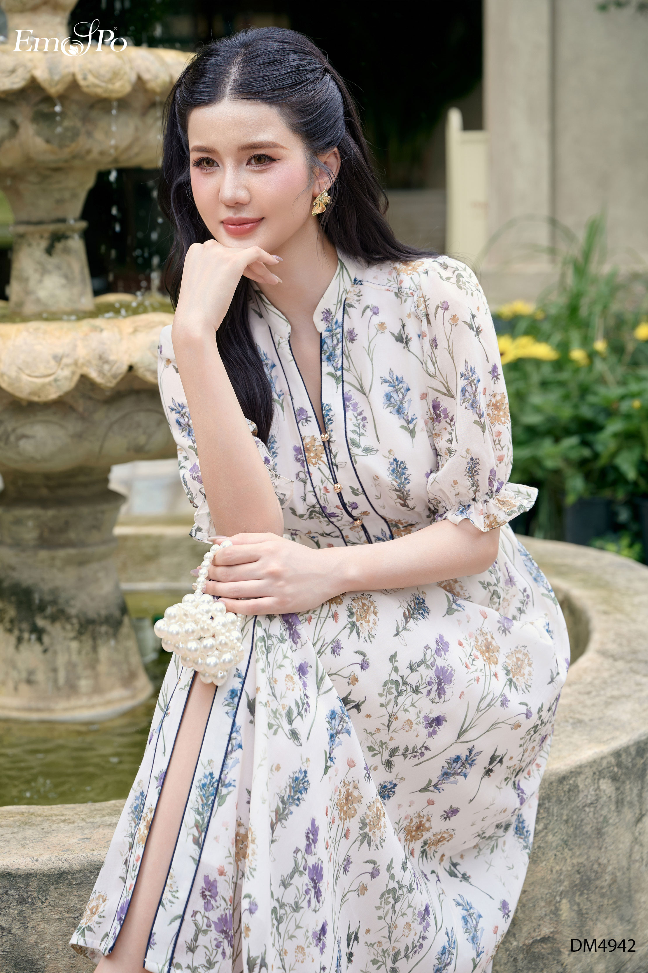 Đầm hoa xòe, cổ tim viền nẹp cài hàng khuy, đai rời