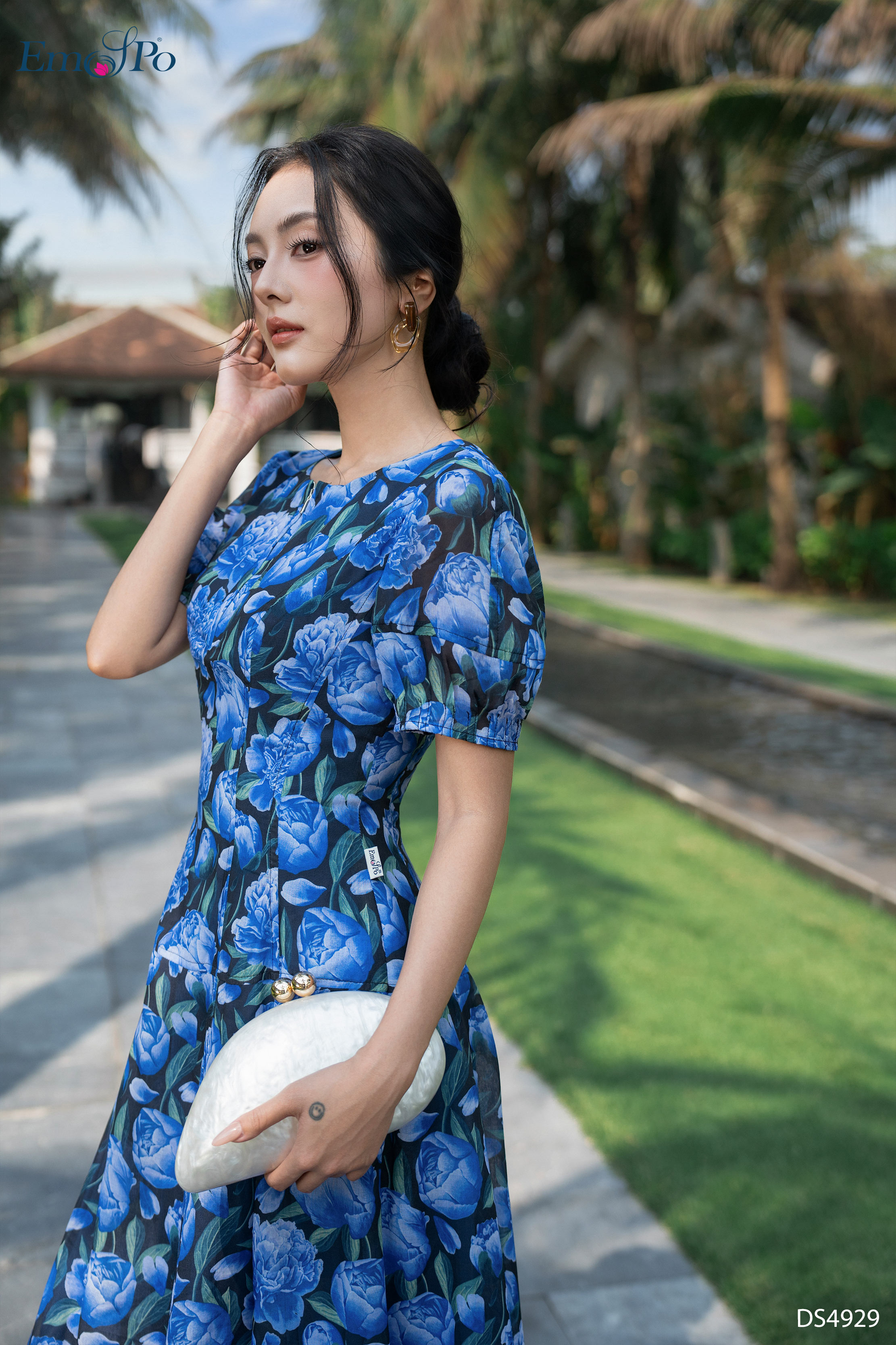 Đầm hoa xòe, cổ tròn kéo khóa KL, chiết eo