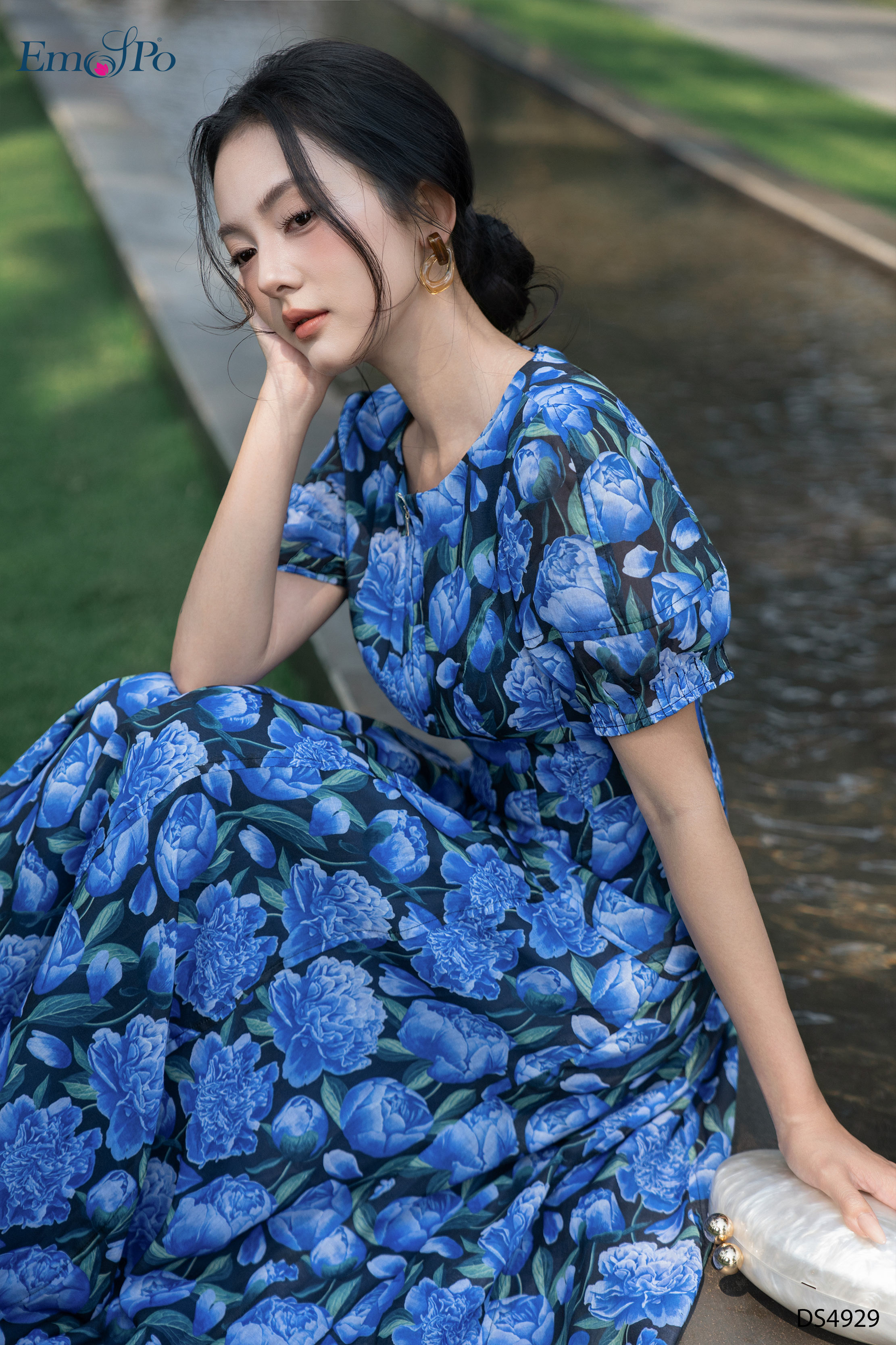 Đầm hoa xòe, cổ tròn kéo khóa KL, chiết eo