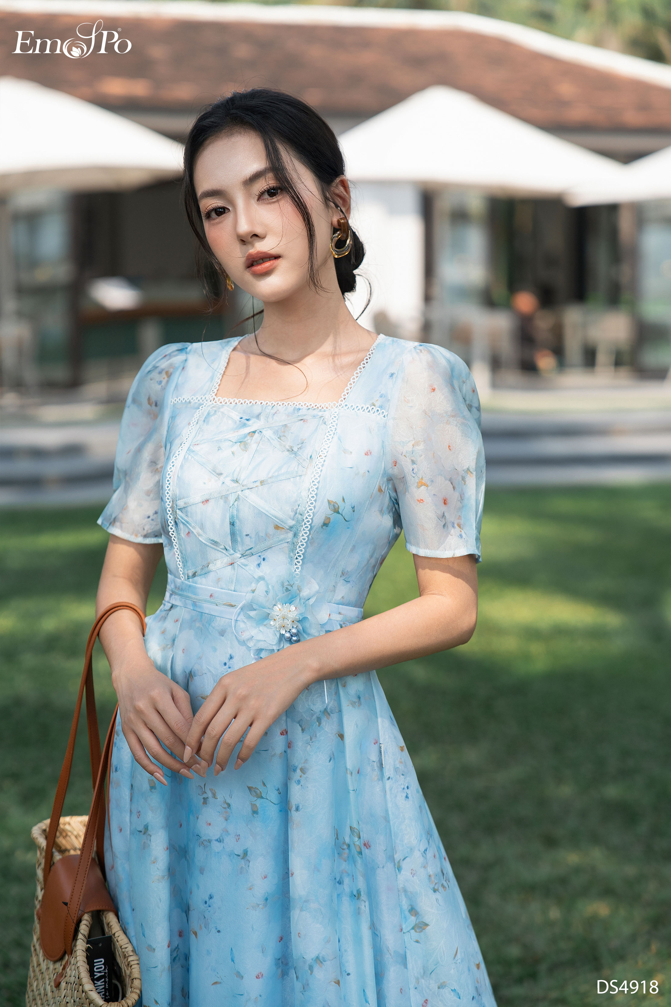 Đầm hoa xòe, cổ vuông kẹp ren, hoa cài rời