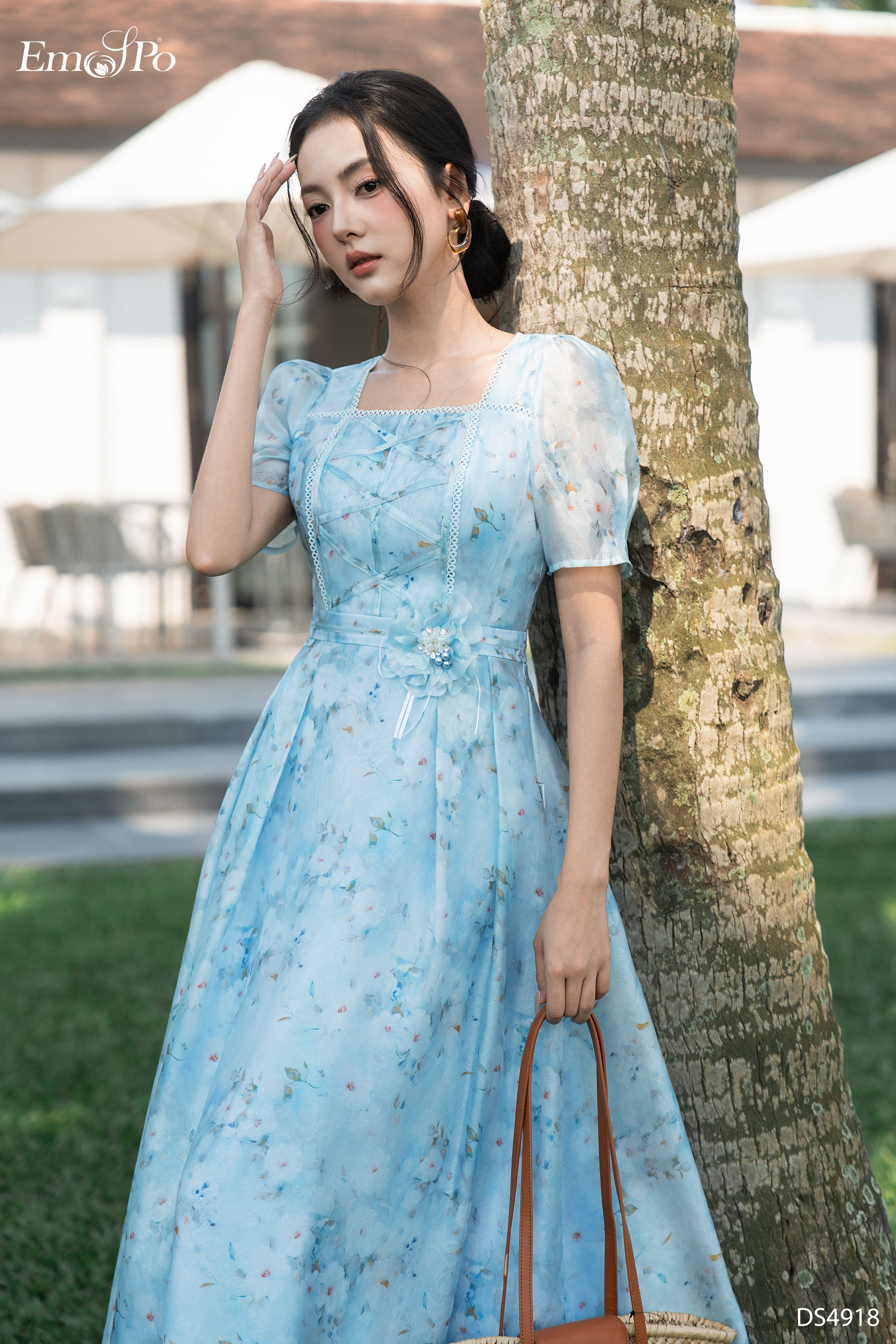 Đầm hoa xòe, cổ vuông kẹp ren, hoa cài rời