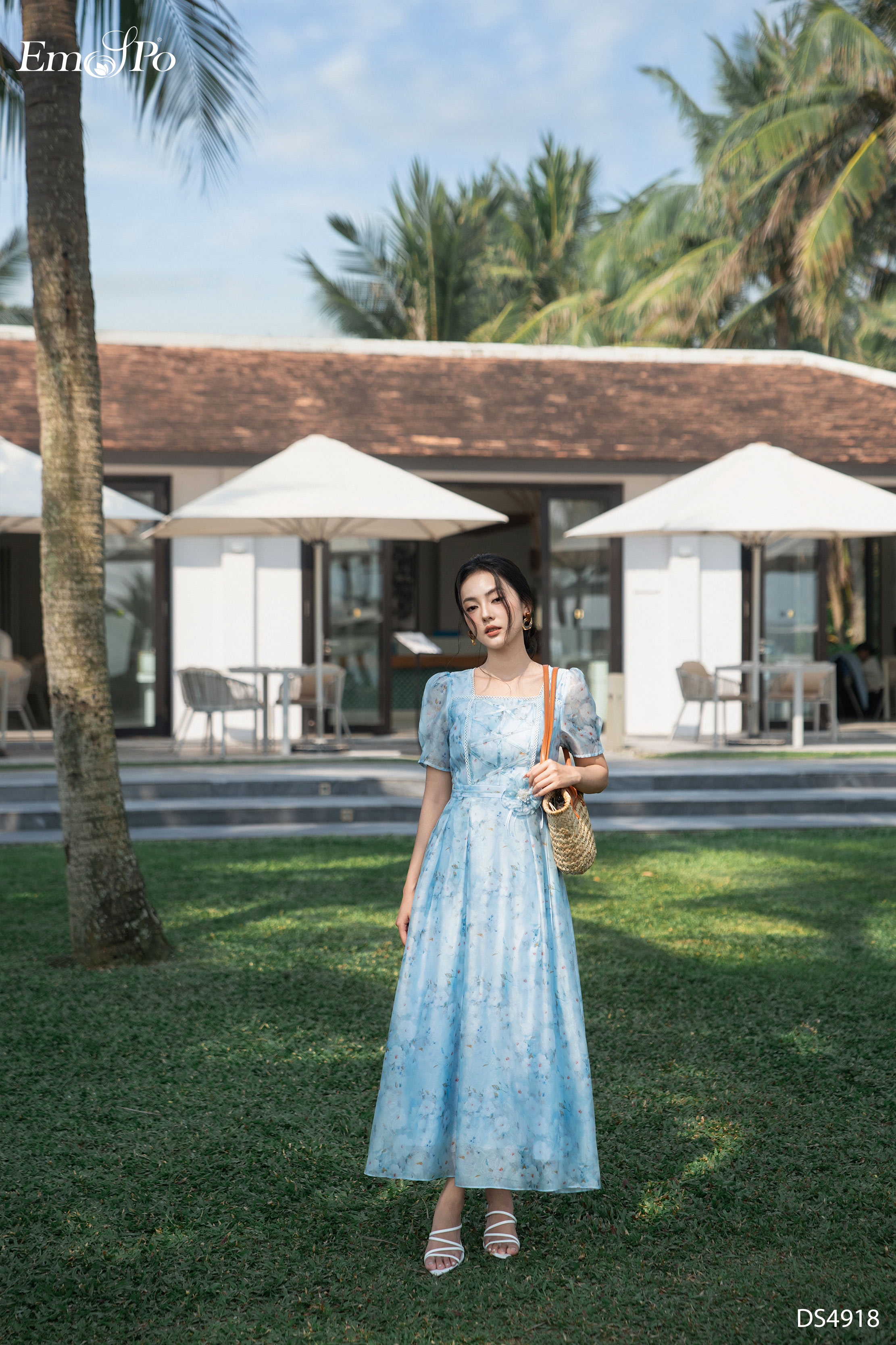 Đầm hoa xòe, cổ vuông kẹp ren, hoa cài rời