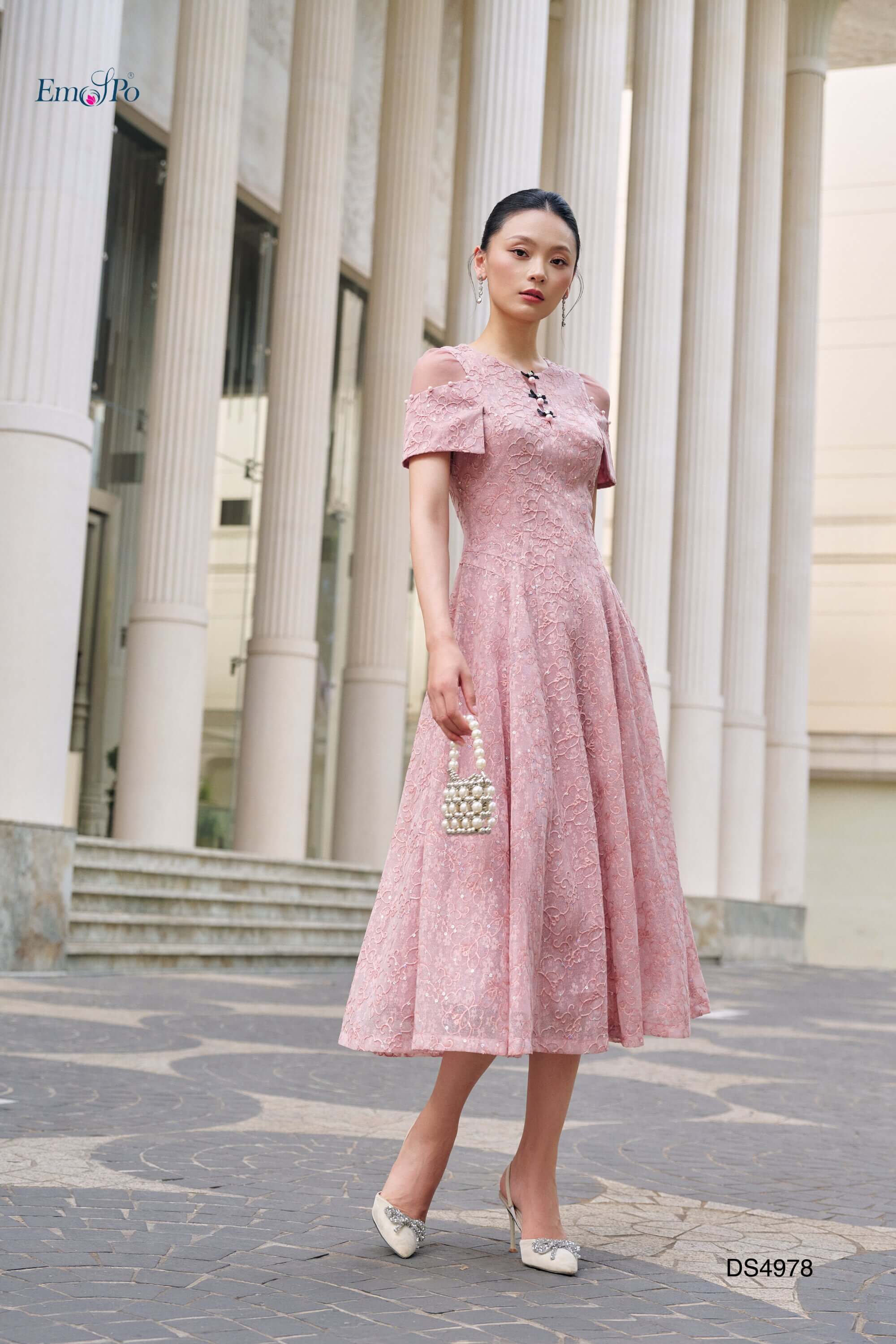 Đầm hoa xòe lấp lánh, cổ tròn phối lưới, đính hàng nơ