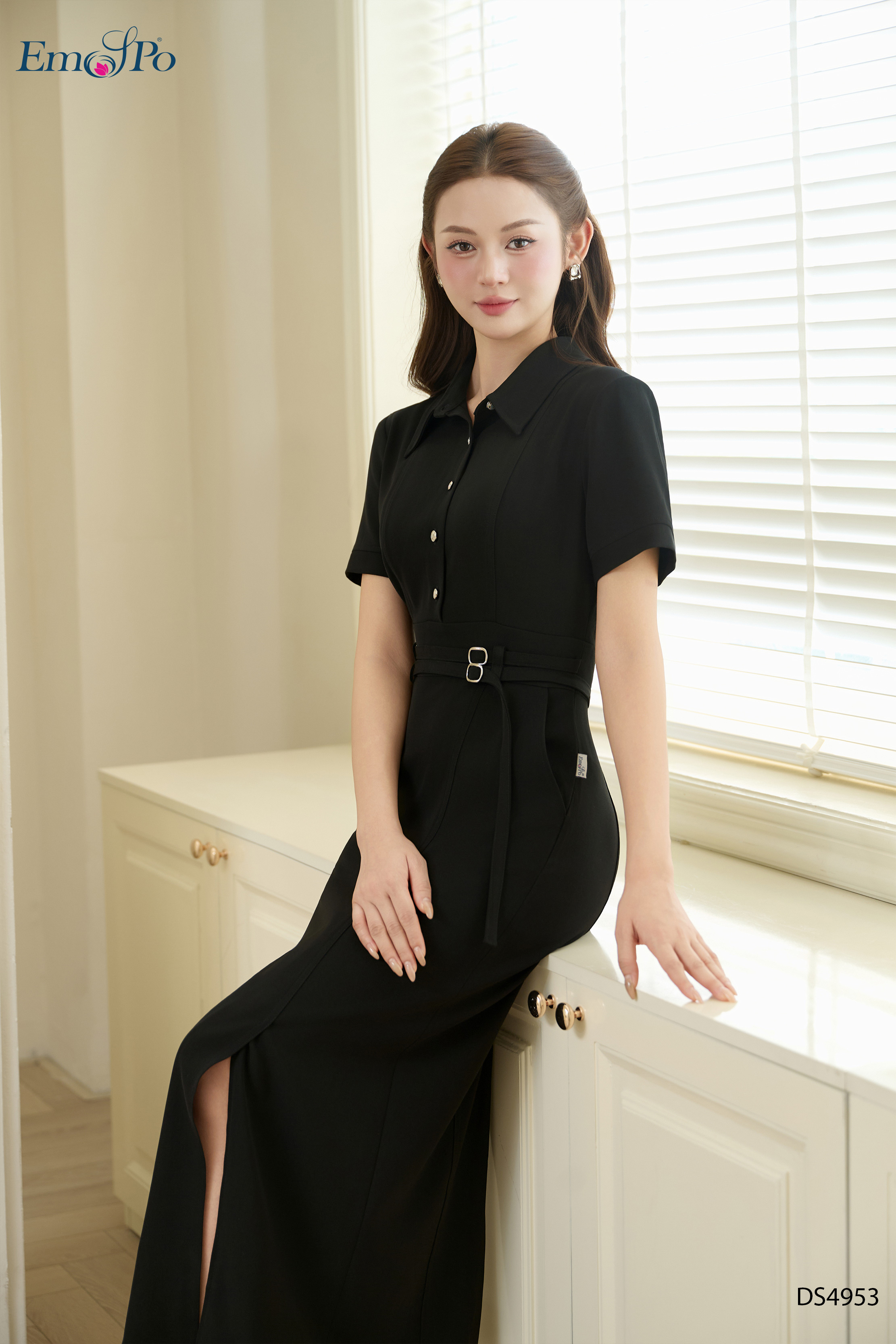 Đầm ôm, cổ đức cài hàng khuy, xẻ trước, chiết eo kèm đai