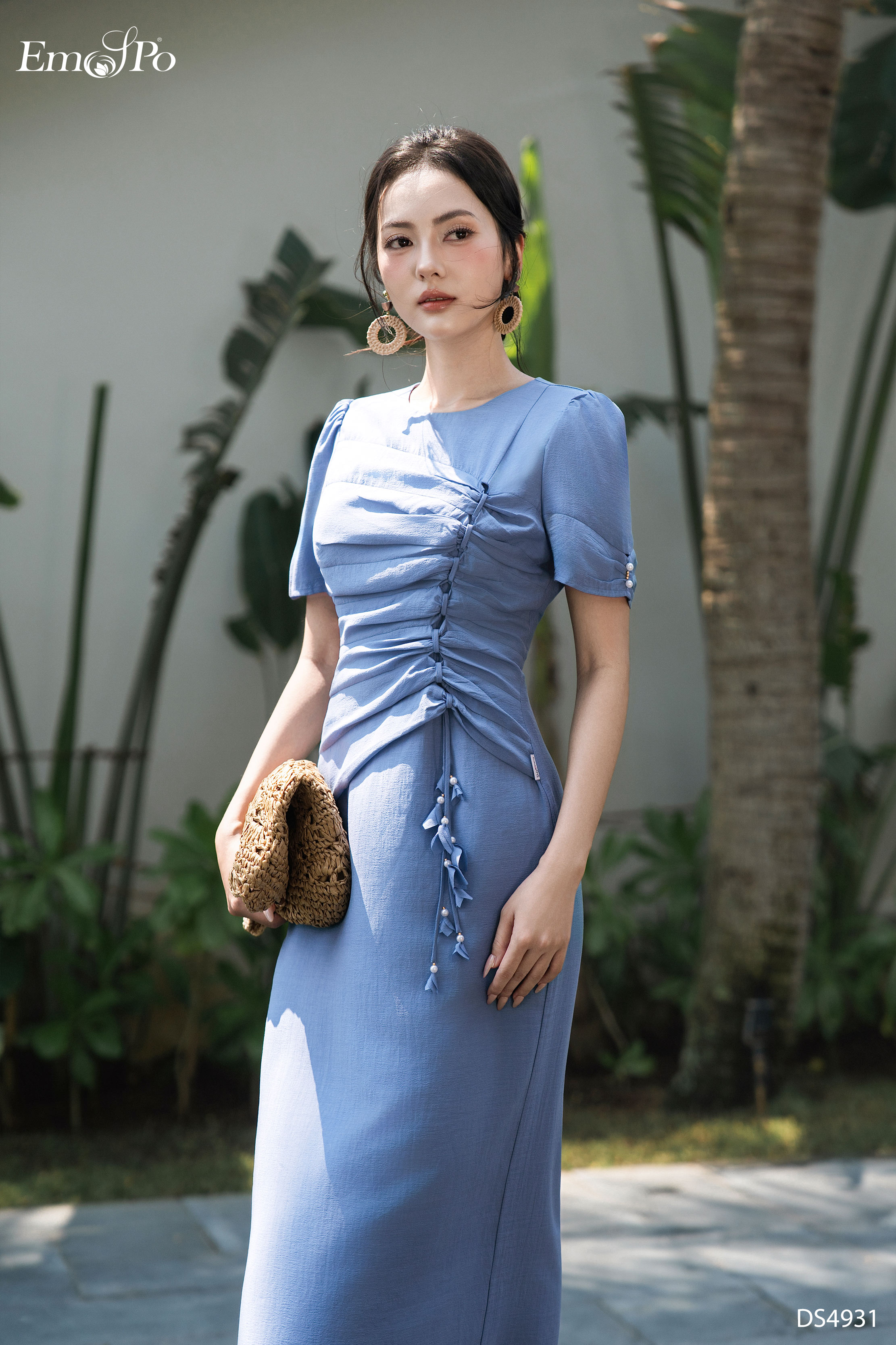 Đầm ôm xẻ sau, cổ tròn, thân trước nhún ly tết dây hoa