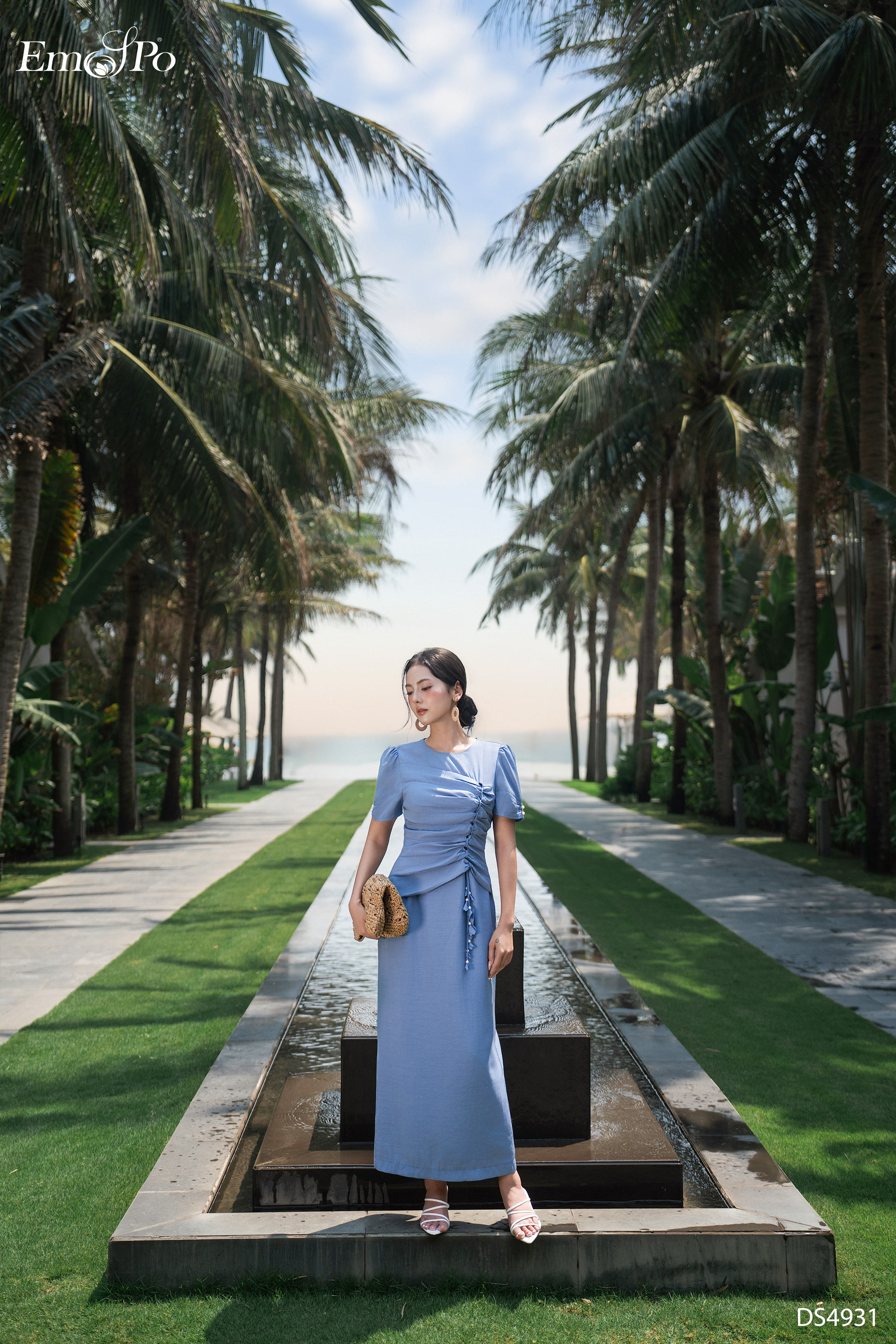 Đầm ôm xẻ sau, cổ tròn, thân trước nhún ly tết dây hoa