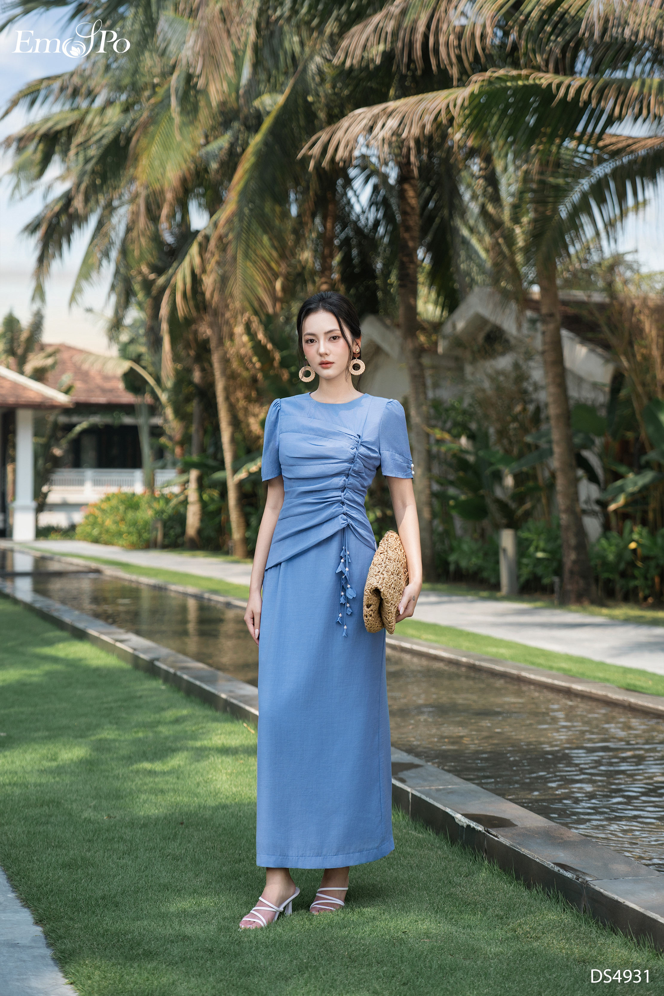 Đầm ôm xẻ sau, cổ tròn, thân trước nhún ly tết dây hoa