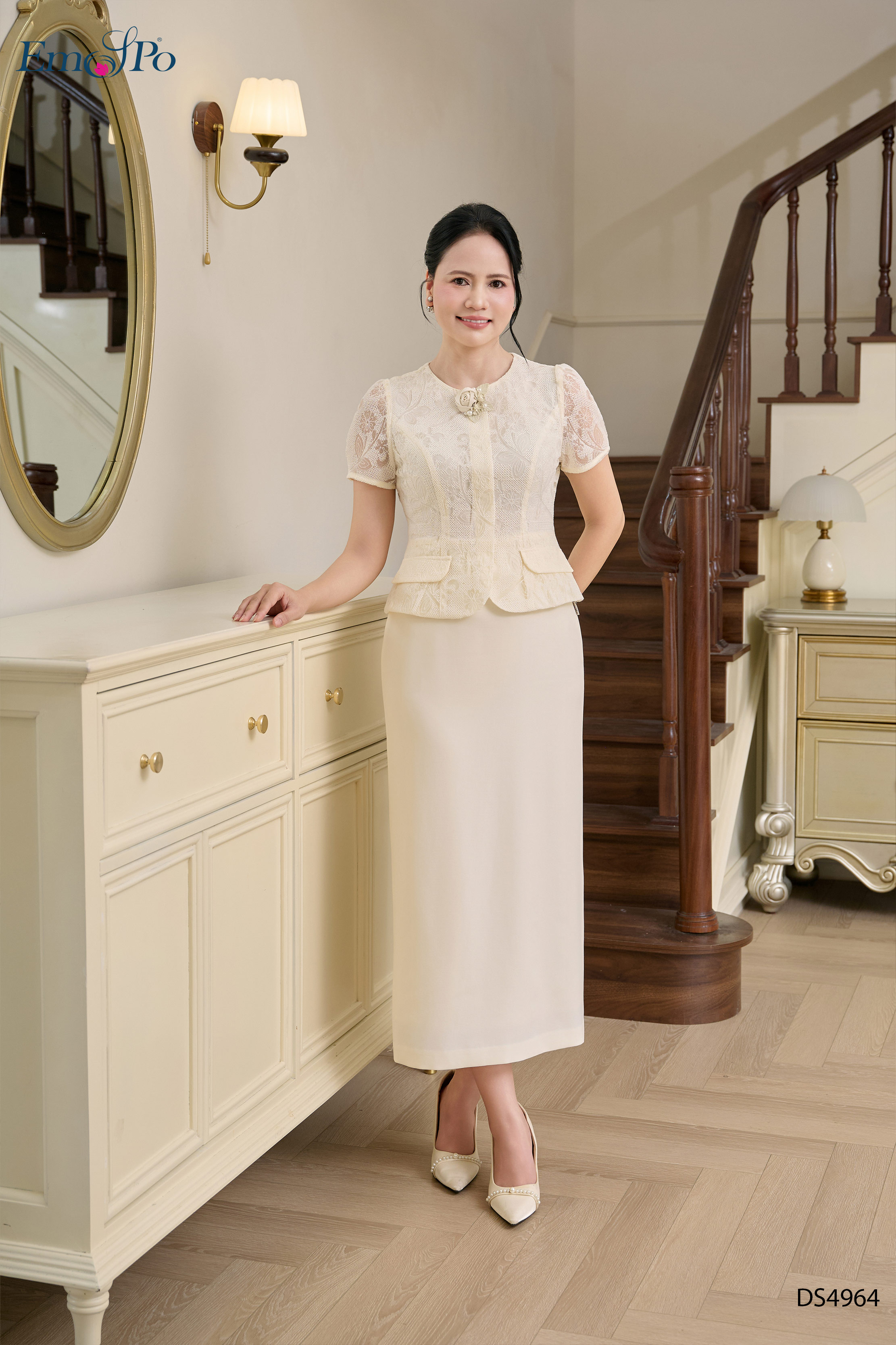 Đầm ôm xẻ sau dáng peplum phối ren, cổ tròn, hoa cài rời